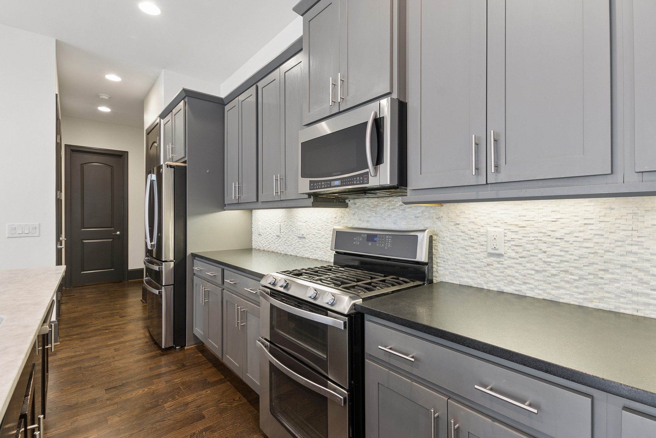 End-Unit Townhome with Fenced Backyard in Prime Location - 物件實景