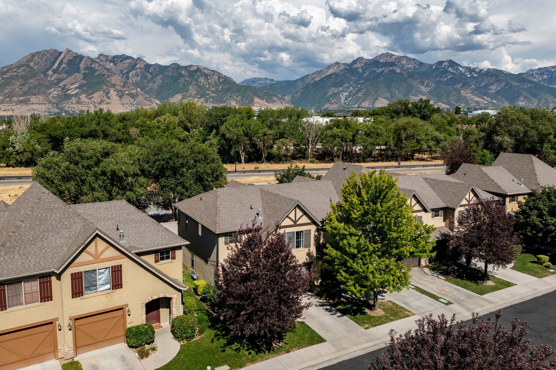  Fully Remodeled End-Unit in Prime Midvale Location - 物件實景