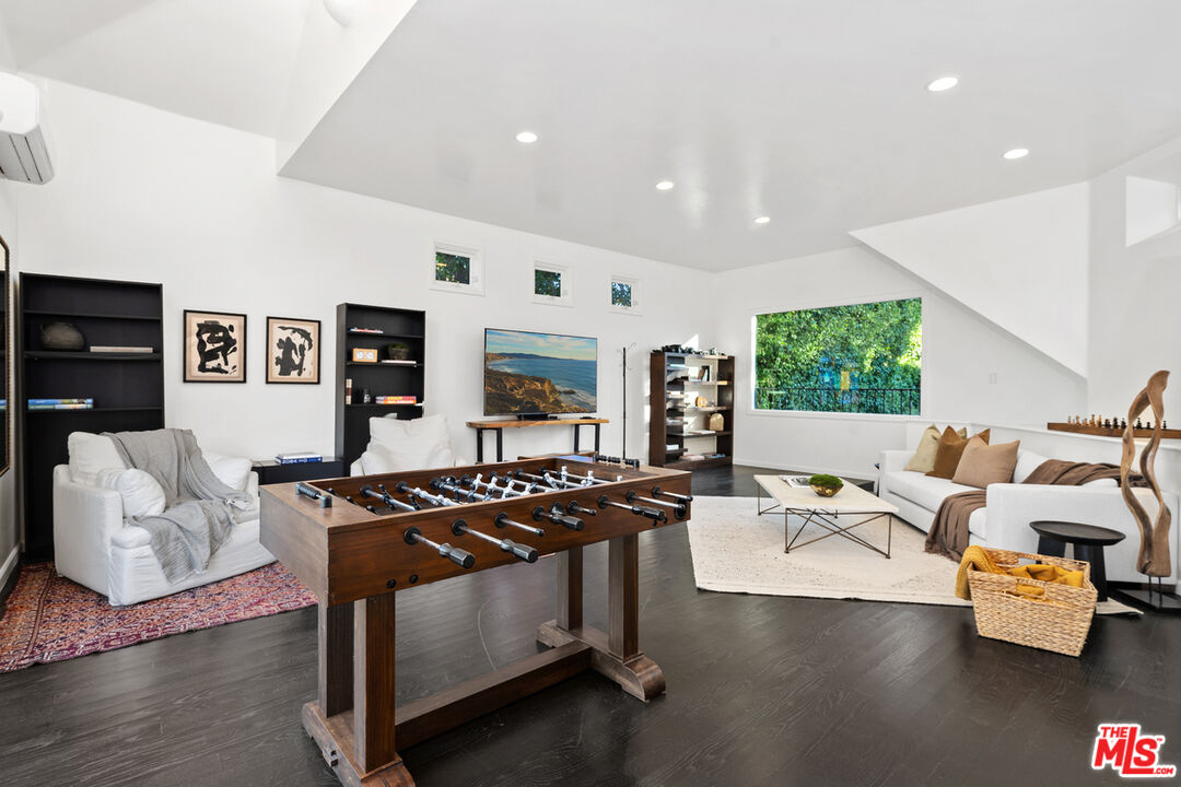 Los Angeles, California, 90004, United States, 4 Bedrooms Bedrooms, ,5 BathroomsBathrooms,Residential,For Sale,1989433