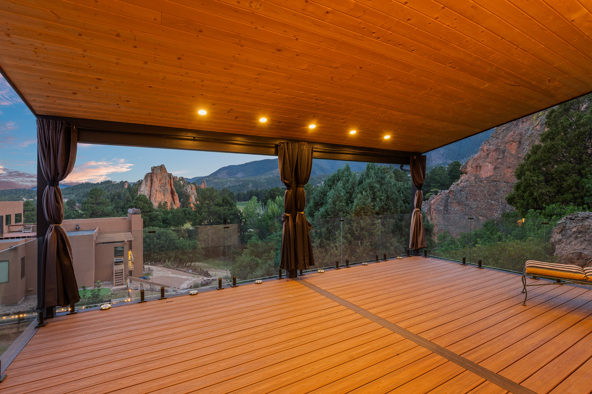  Set against the red rocks of Perry Park with a bold white stucco exterior - 物件實景