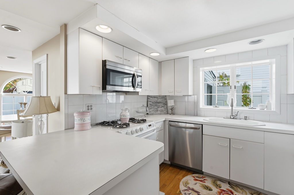 Howard Beach, New York, 11414, United States, 4 Bedrooms Bedrooms, ,3 BathroomsBathrooms,Residential,For Sale,1992466