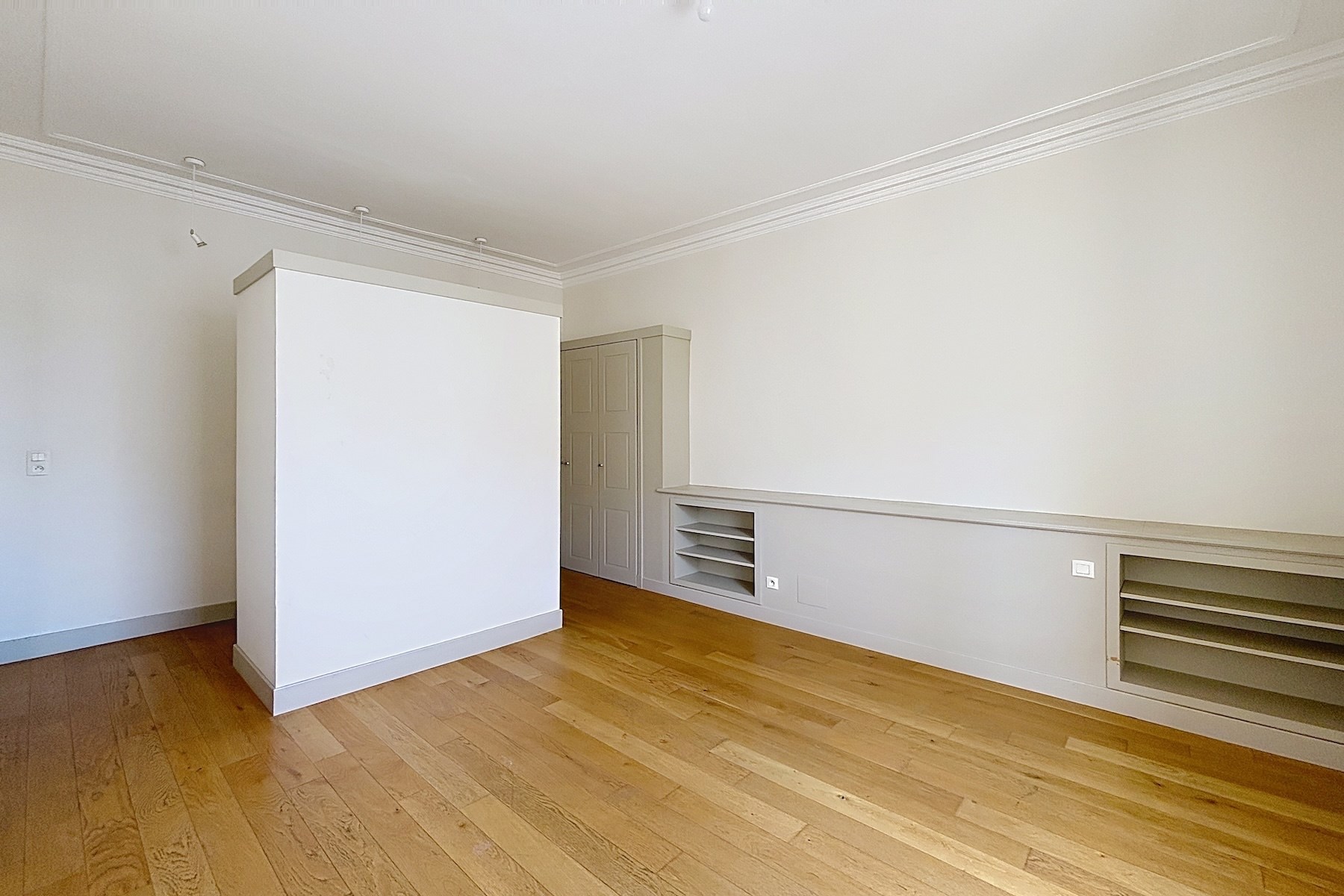  Sophisticated Apartment Facing the Iconic Nîmes Arena – A UNESCO-Listed Heritag… - 物件實景