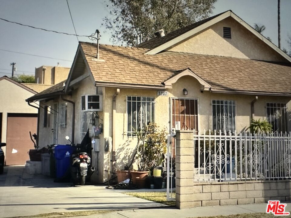 Los Angeles, California, 90032, United States, 2 Bedrooms Bedrooms, ,Residential,For Sale,1951001