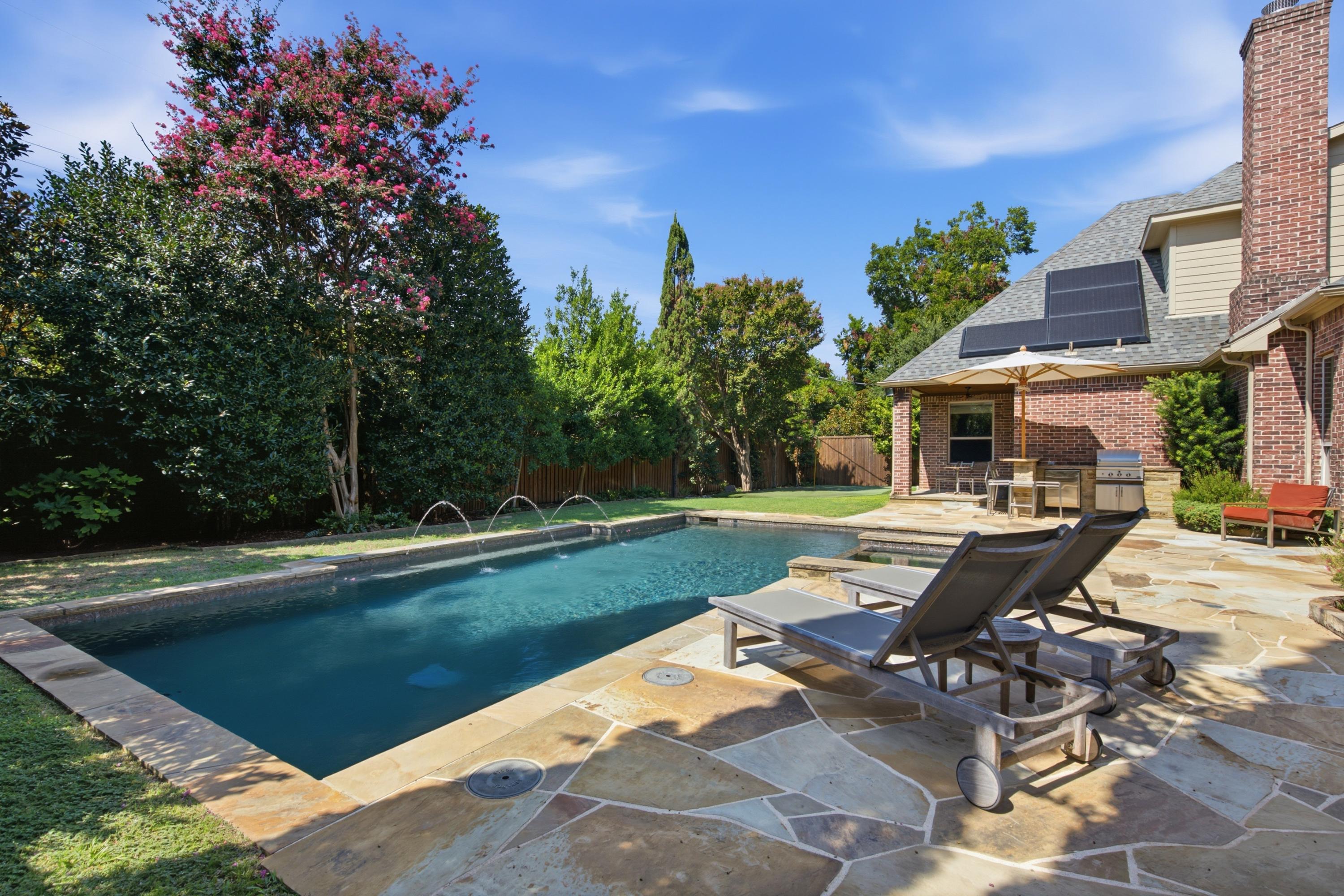  Preston Hollow Home with Pool, Primary Suite Down, 3-Car Garage & Solar - 物件實景