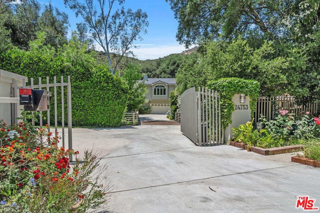 Calabasas, California, 91302, United States, 4 Bedrooms Bedrooms, ,3 BathroomsBathrooms,Residential,For Sale,1896554
