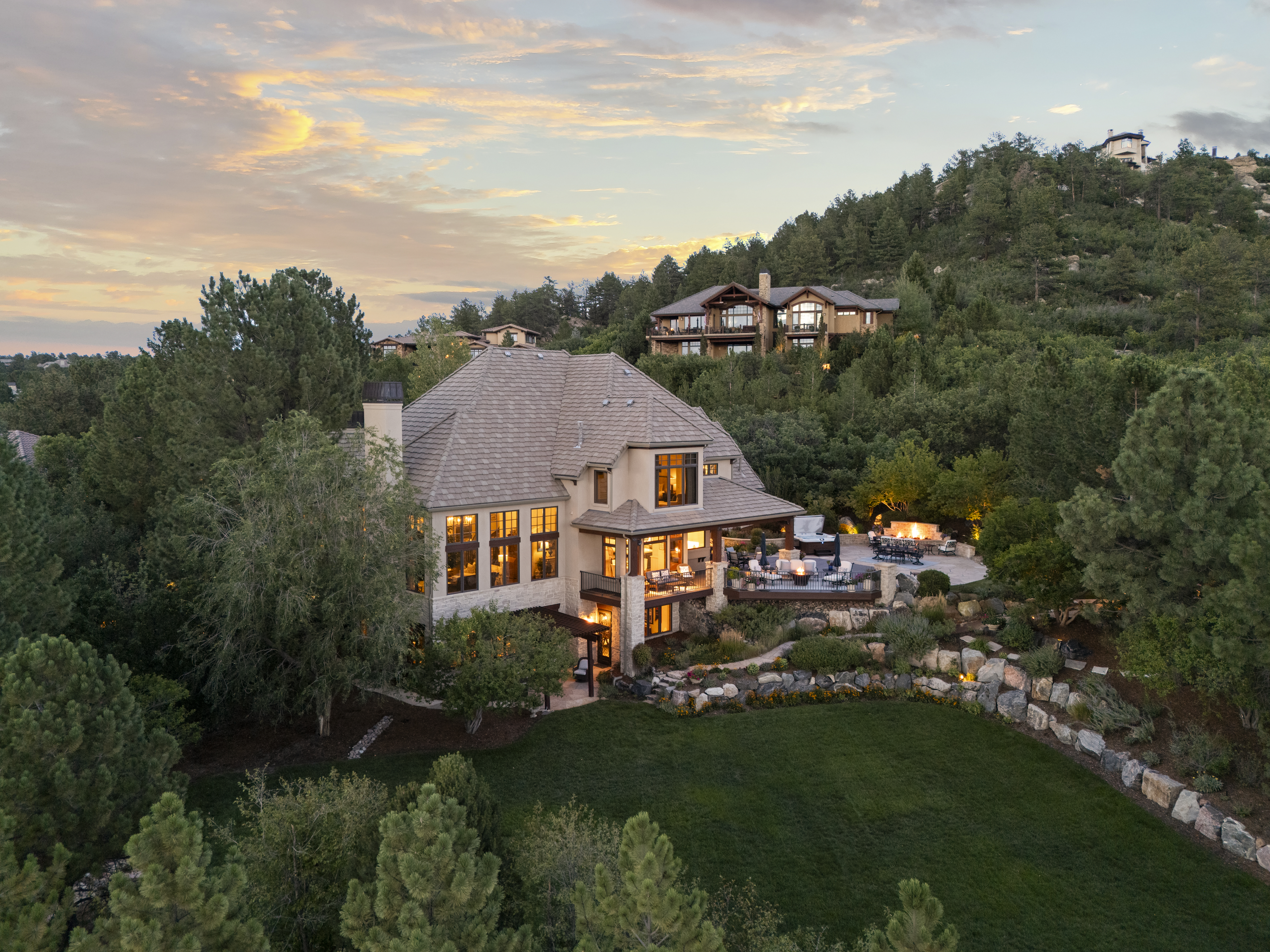  Distinguished 5 Bed  7 Bath Legacy Estate in Castle Pines Village - 物件實景
