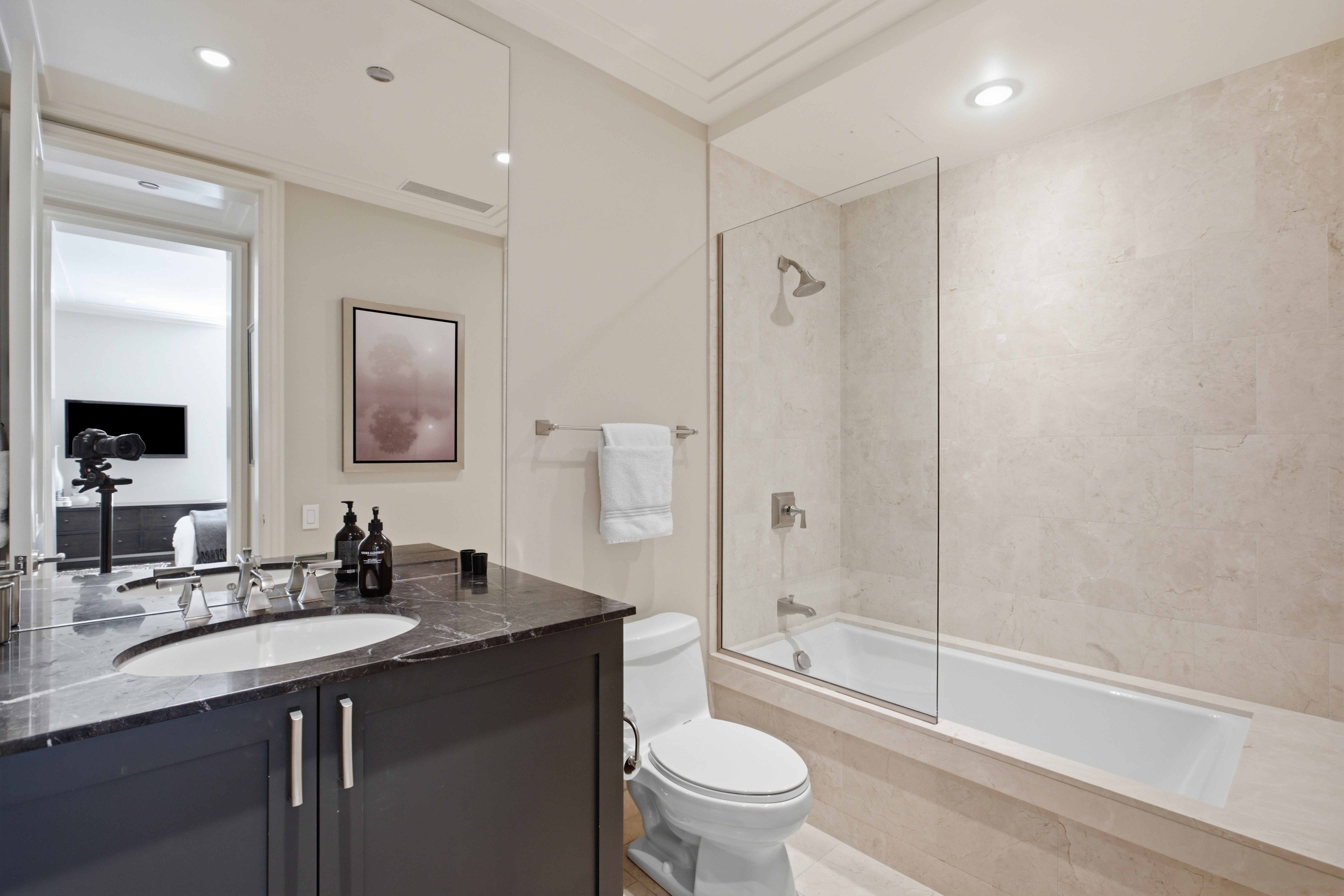  Outstanding, Three-bedroom Three and a Half Baths - 物件實景