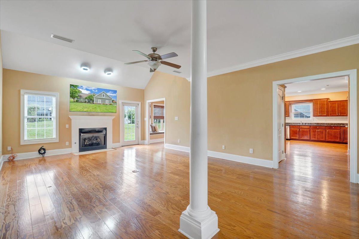Huddleston, Virginia, 24104, United States, 4 Bedrooms Bedrooms, ,4 BathroomsBathrooms,Residential,For Sale,2048445