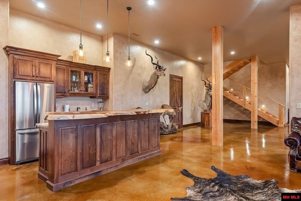 Cotter, Arkansas, 72626, United States, 4 Bedrooms Bedrooms, ,5 BathroomsBathrooms,Residential,For Sale,1976163