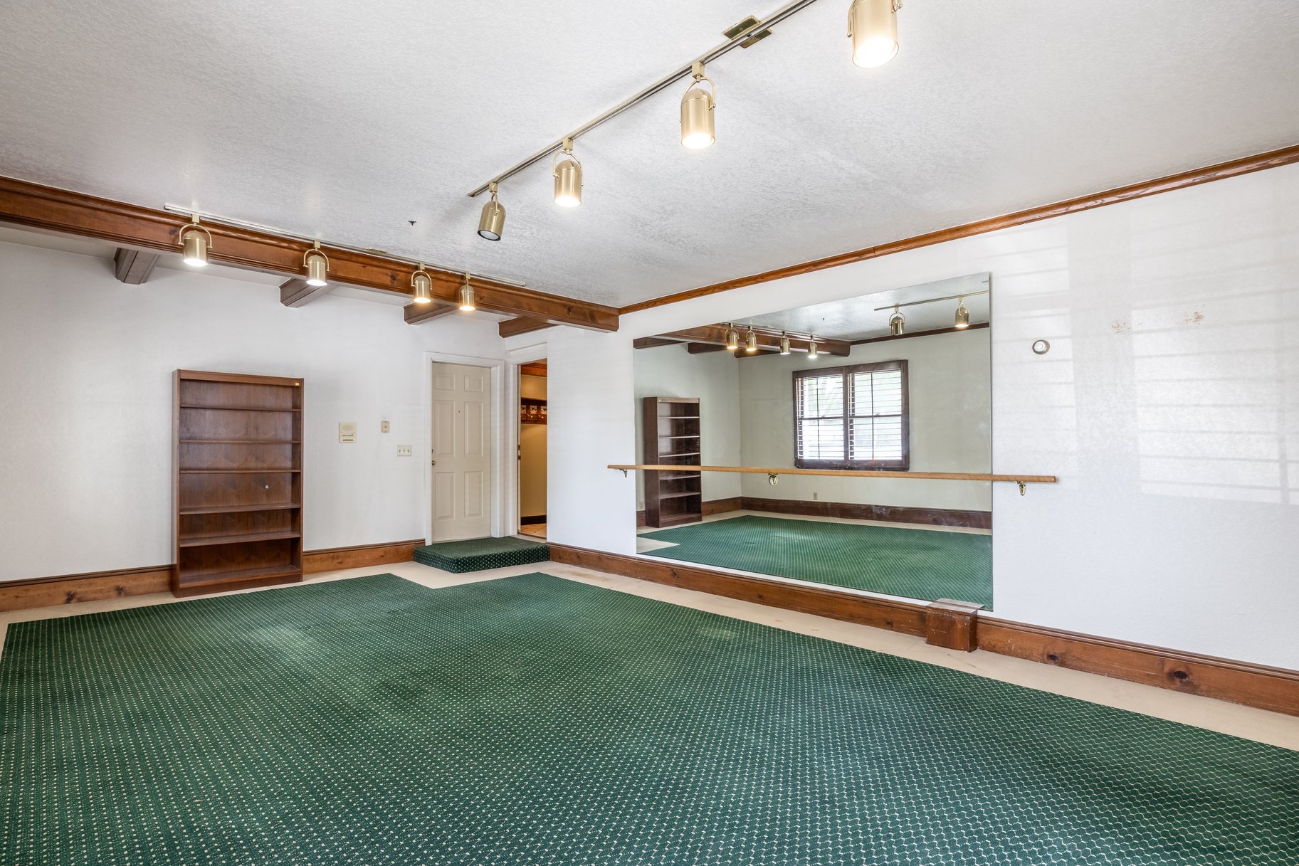  Timeless Holladay Opportunity Backing Cottonwood Club - 物件實景
