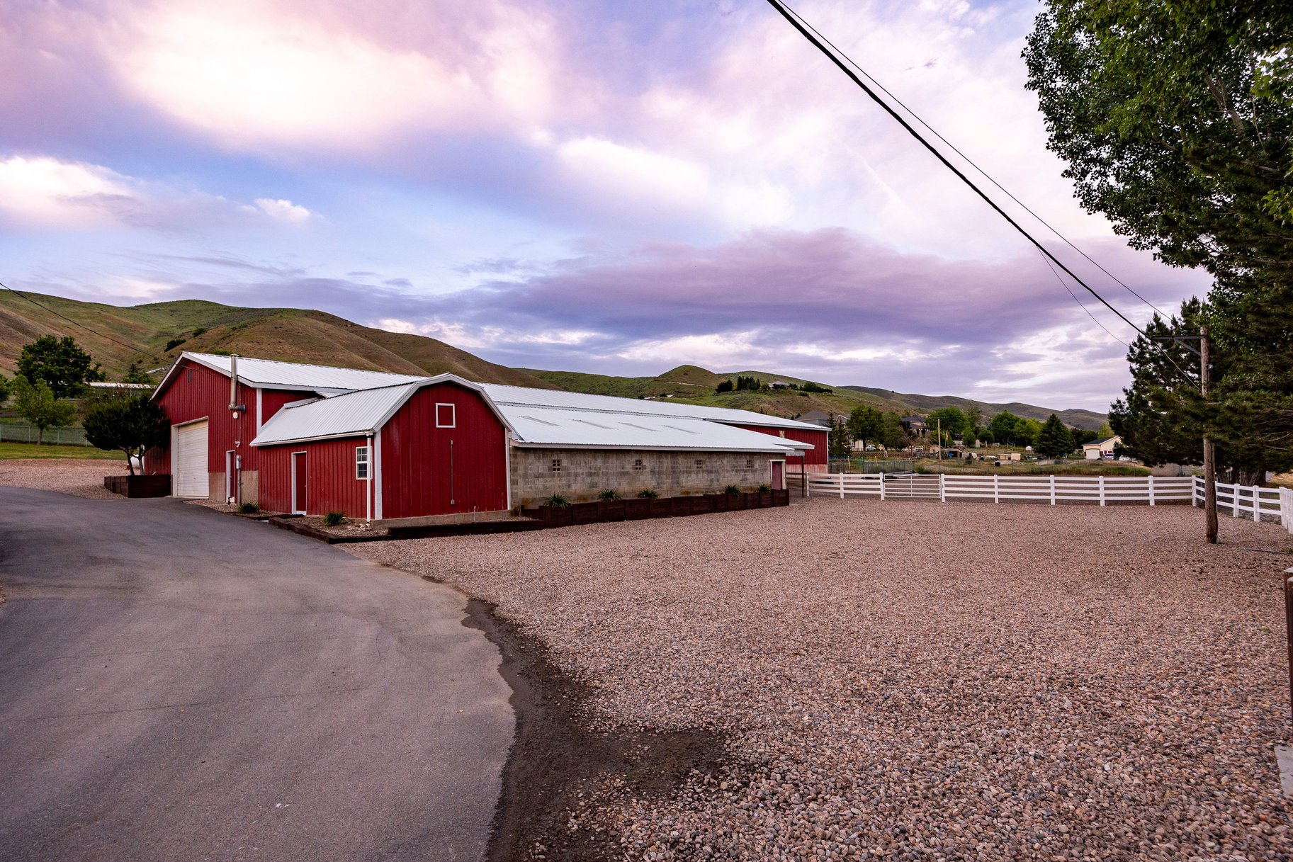  Incredibly Well-Maintained Horse Property with Indoor Arena & Views - 物件實景