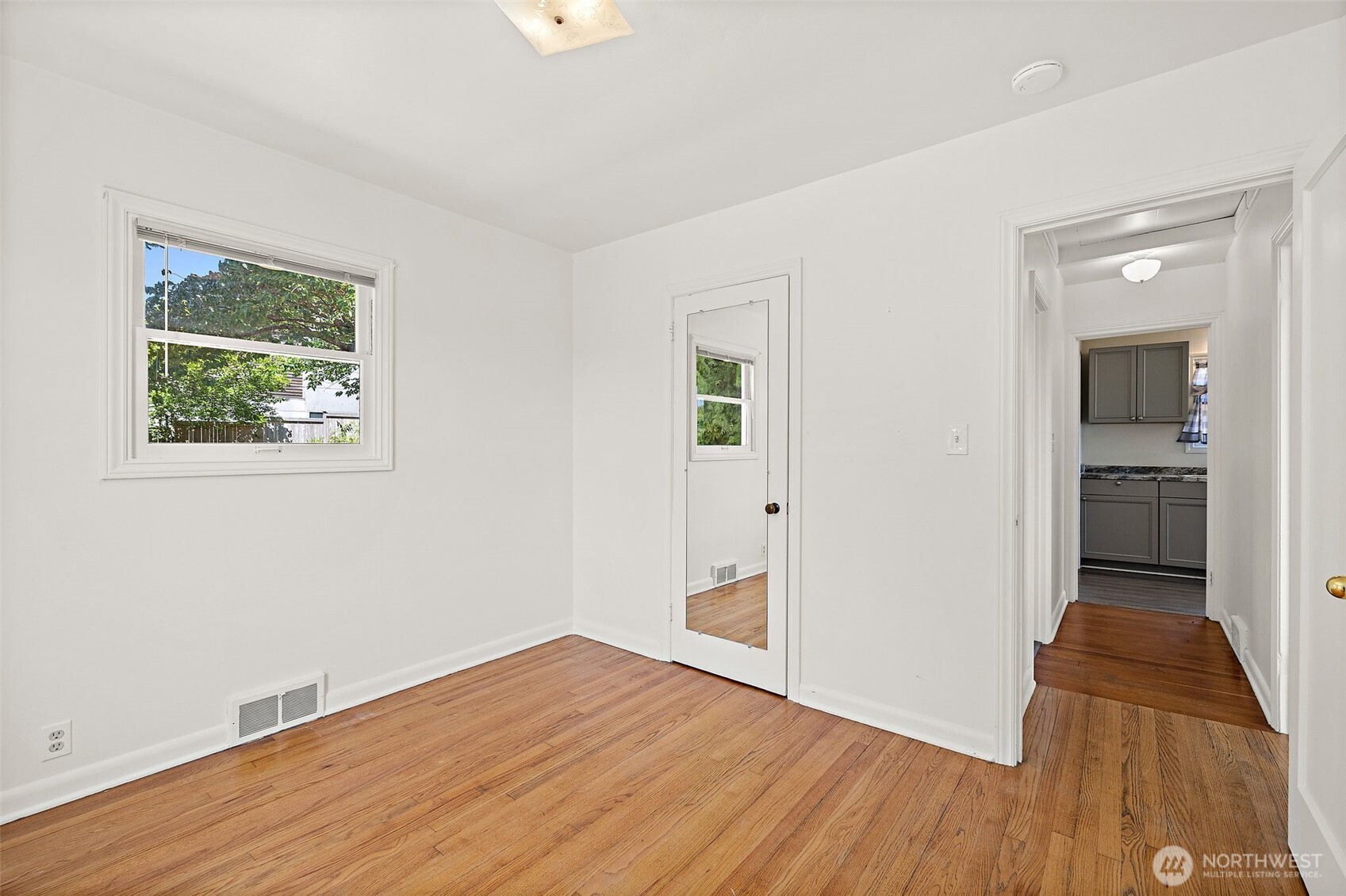 Seattle, Washington, 98199, United States, 2 Bedrooms Bedrooms, ,1 BathroomBathrooms,Residential,For Sale,1882851