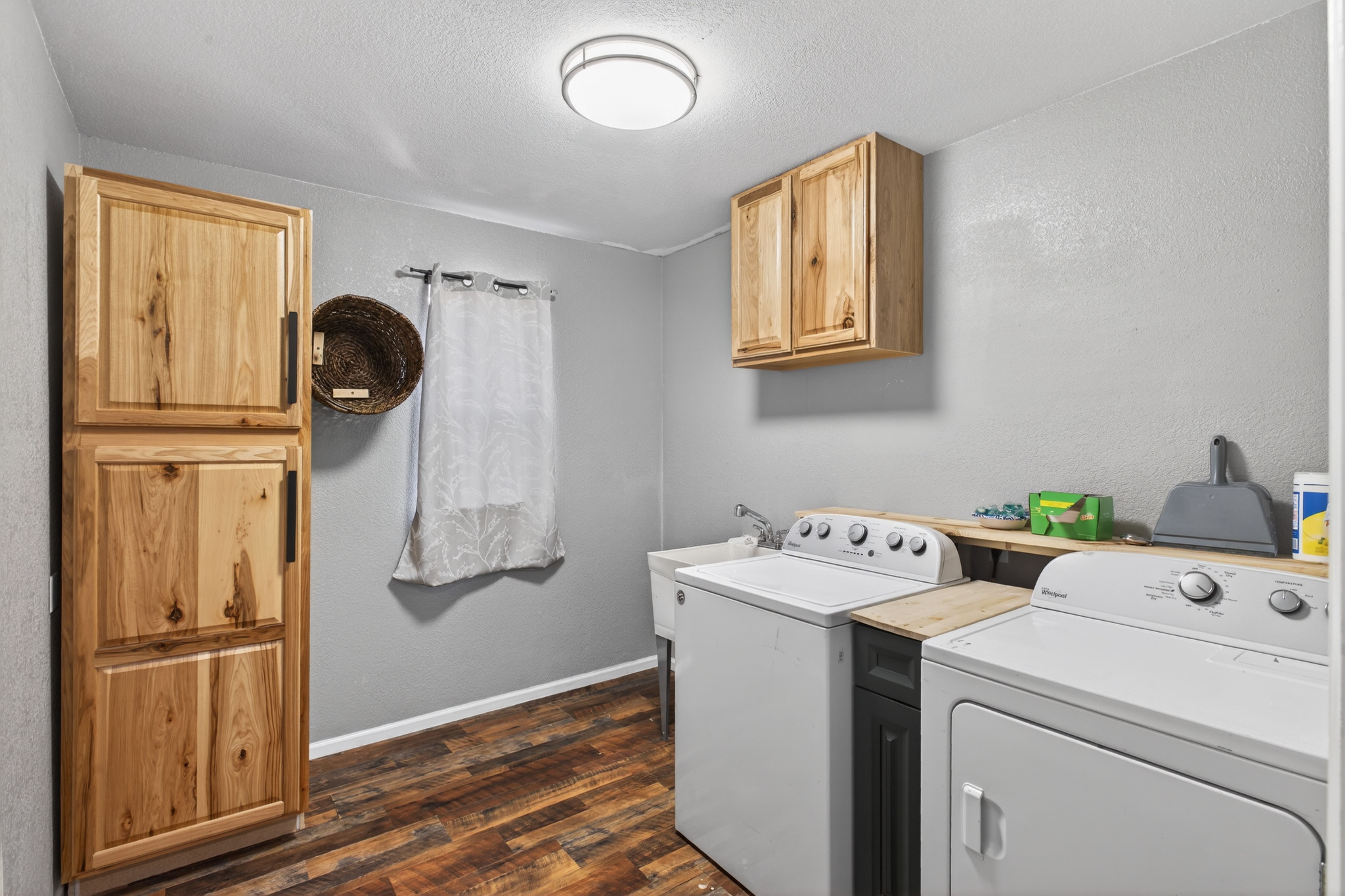  Situated on a Desirable Corner Lot in Hidden River - 物件實景