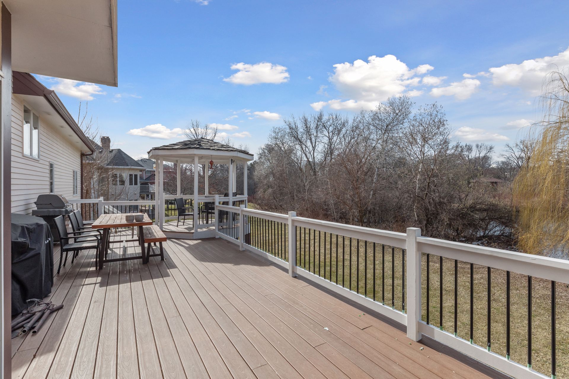  Serene Pondside Living in Edina Spacious Two-Story - 物件實景