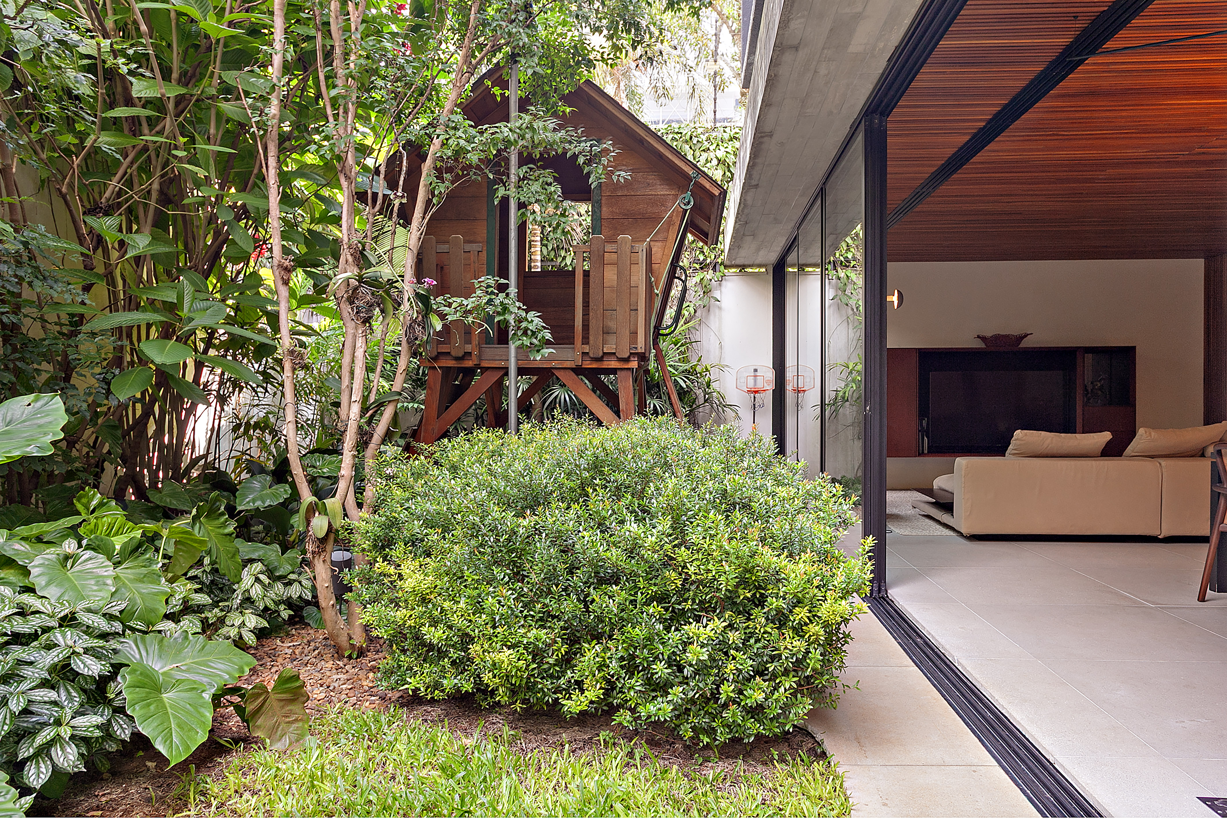  Contemporary residence in a private condominium with pool and integrated living - 物件實景