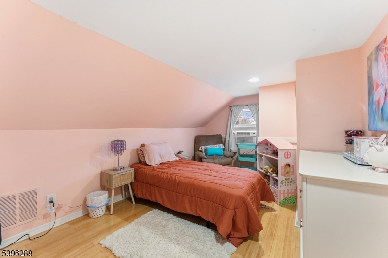 Dunellen Boro, New Jersey, 08812, United States, 5 Bedrooms Bedrooms, ,2 BathroomsBathrooms,Residential,For Sale,1989398