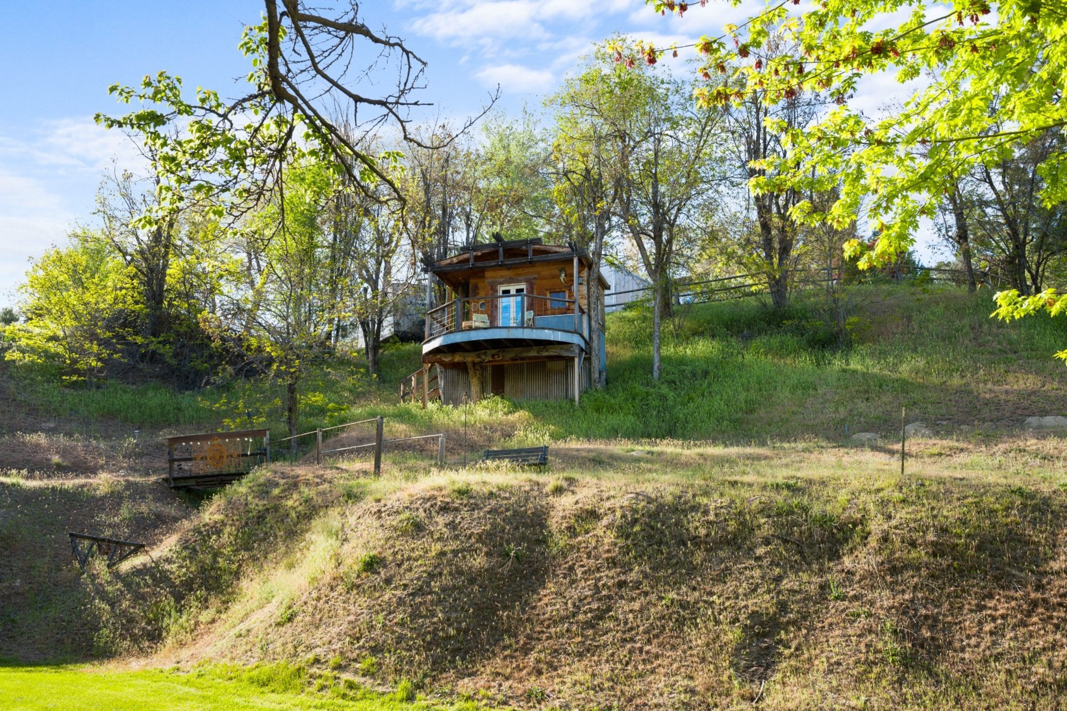  Opportunity to Subdivide - Build Homes With a City & Foothills View - 物件實景