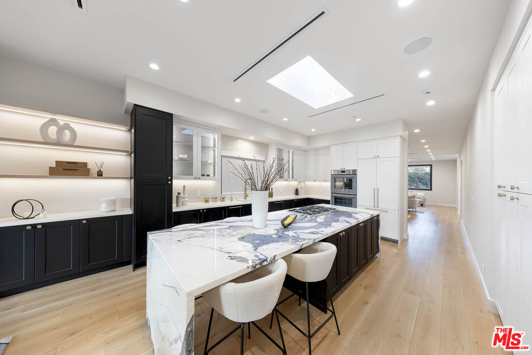 Los Angeles, California, 90048, United States, 4 Bedrooms Bedrooms, ,2 BathroomsBathrooms,Residential,For Sale,1862475