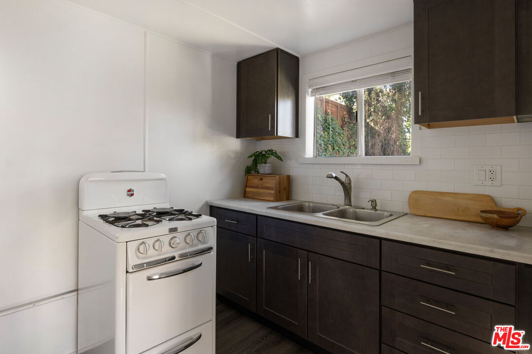 Los Angeles, California, 90027, United States, 4 Bedrooms Bedrooms, ,3 BathroomsBathrooms,Residential,For Sale,1989477