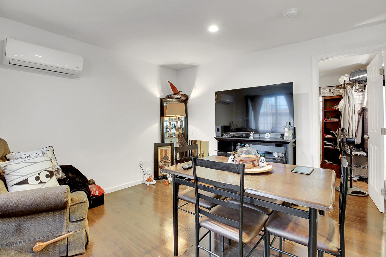 Sacramento, California, 95820, United States, 3 Bedrooms Bedrooms, ,2 BathroomsBathrooms,Residential,For Sale,1993512