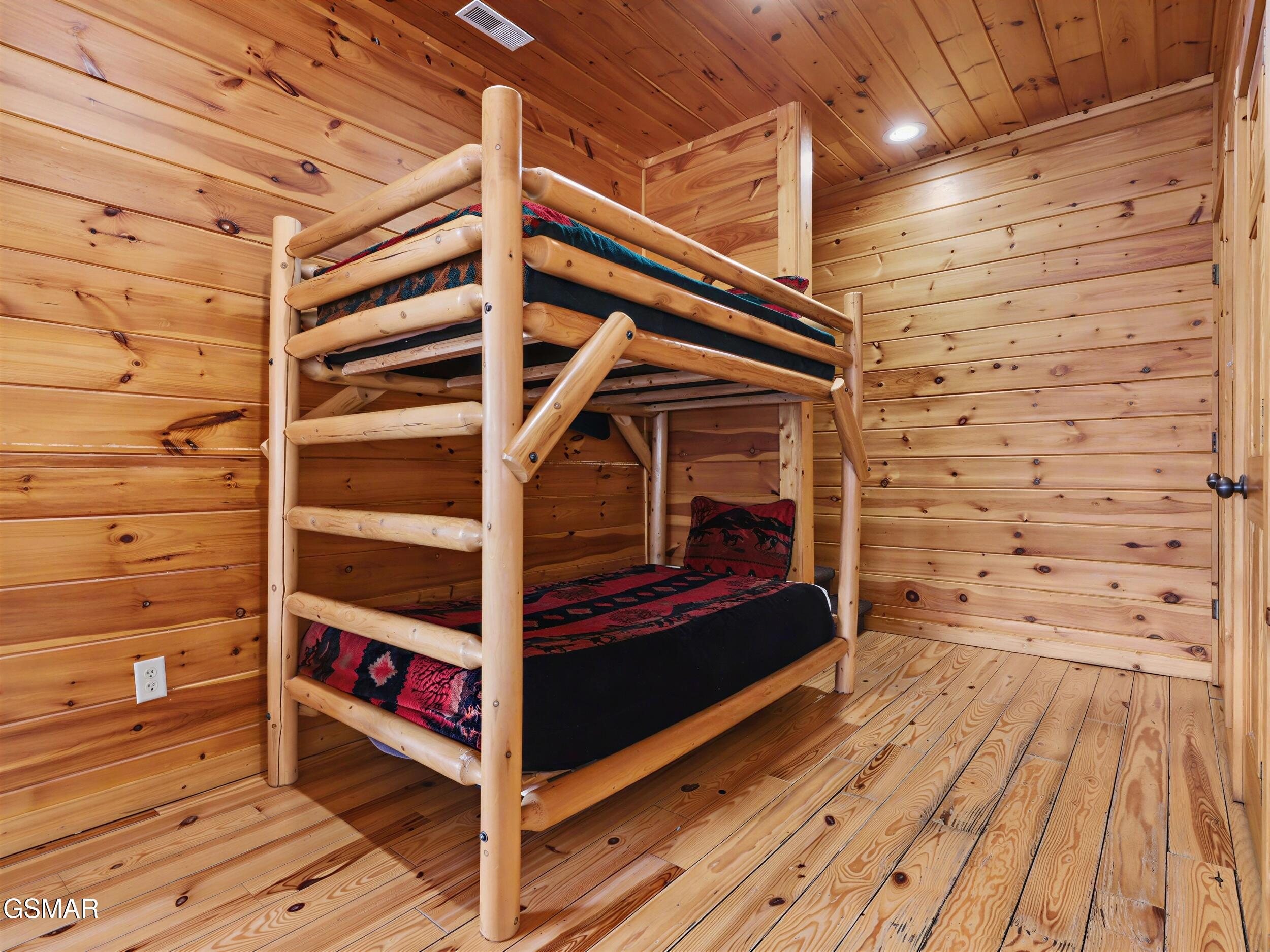 Gatlinburg, Tennessee, 37738, United States, 2 Bedrooms Bedrooms, ,3 BathroomsBathrooms,Residential,For Sale,2024380
