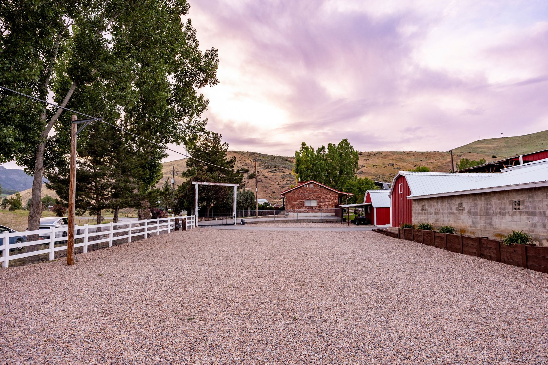  Incredibly Well-Maintained Horse Property with Indoor Arena & Views - 物件實景