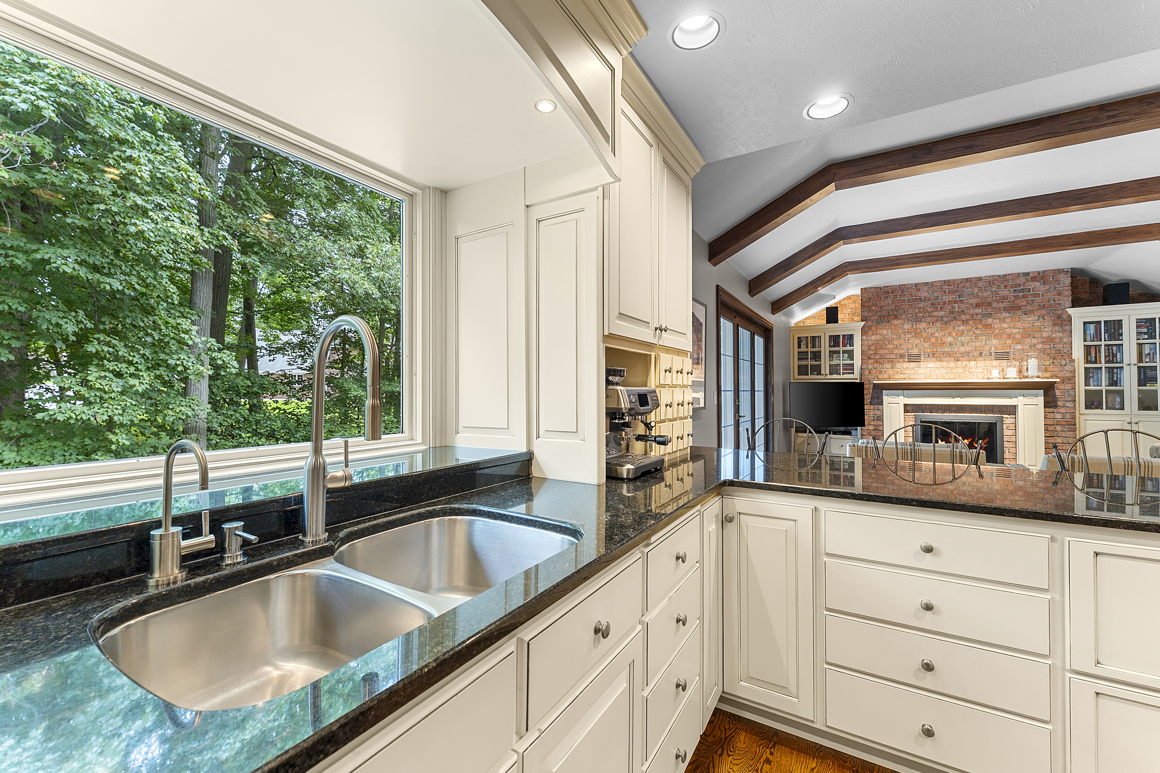  Elegant Colonial Offering Space, Privacy & Modern Comfort - 物件實景