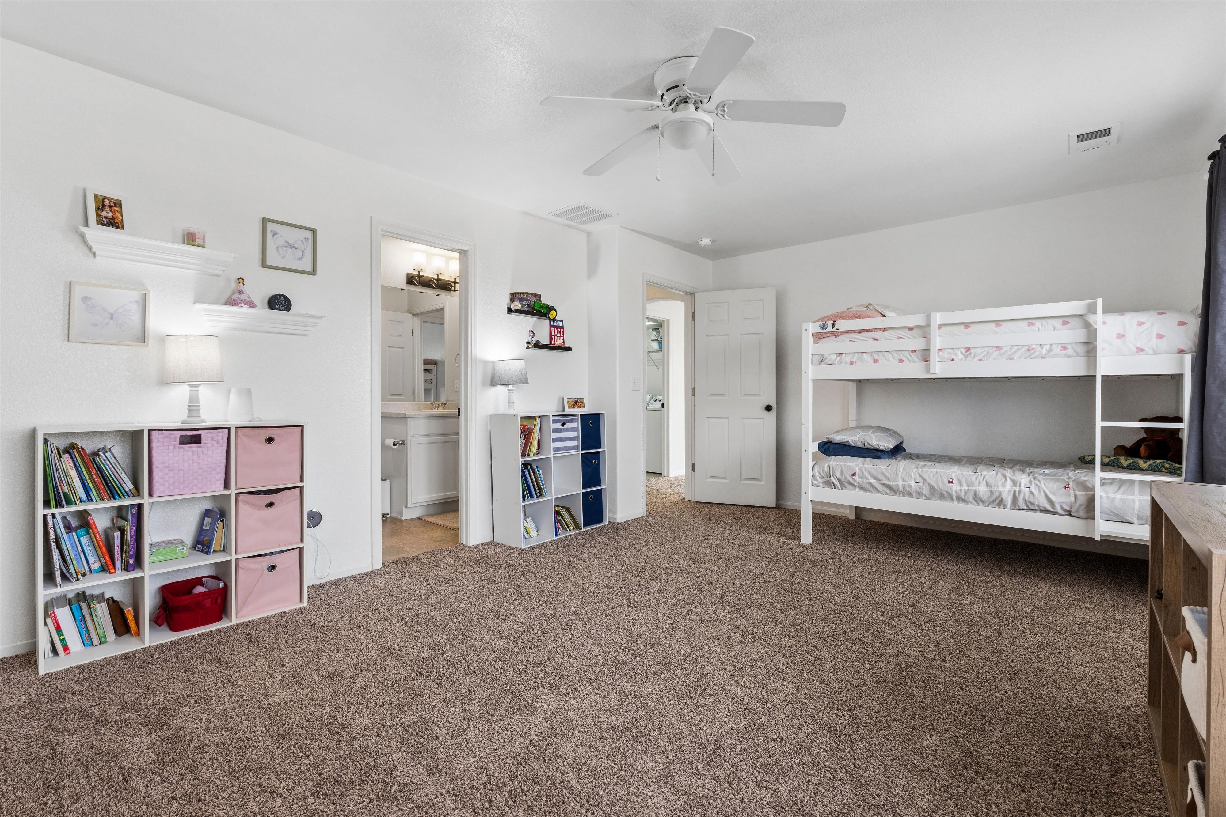  Beautifully Maintained Home Backing to Open Space with Peaceful Views - 物件實景