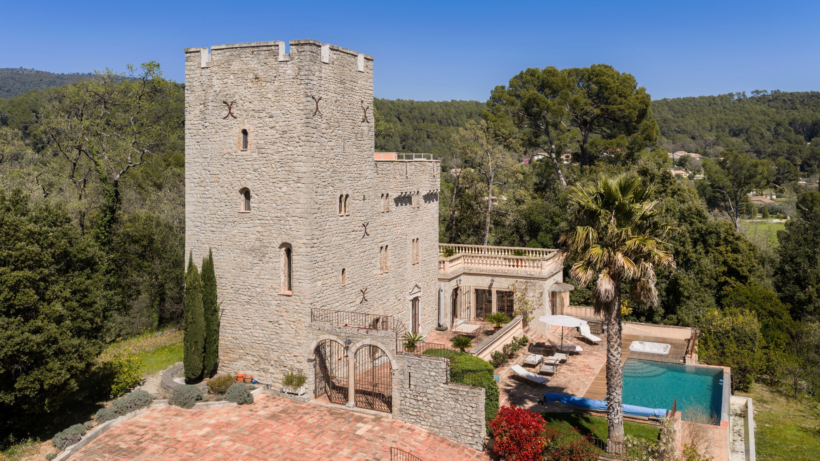  A Medieval Tower Reimagined as an Exceptional Residence - 物件實景