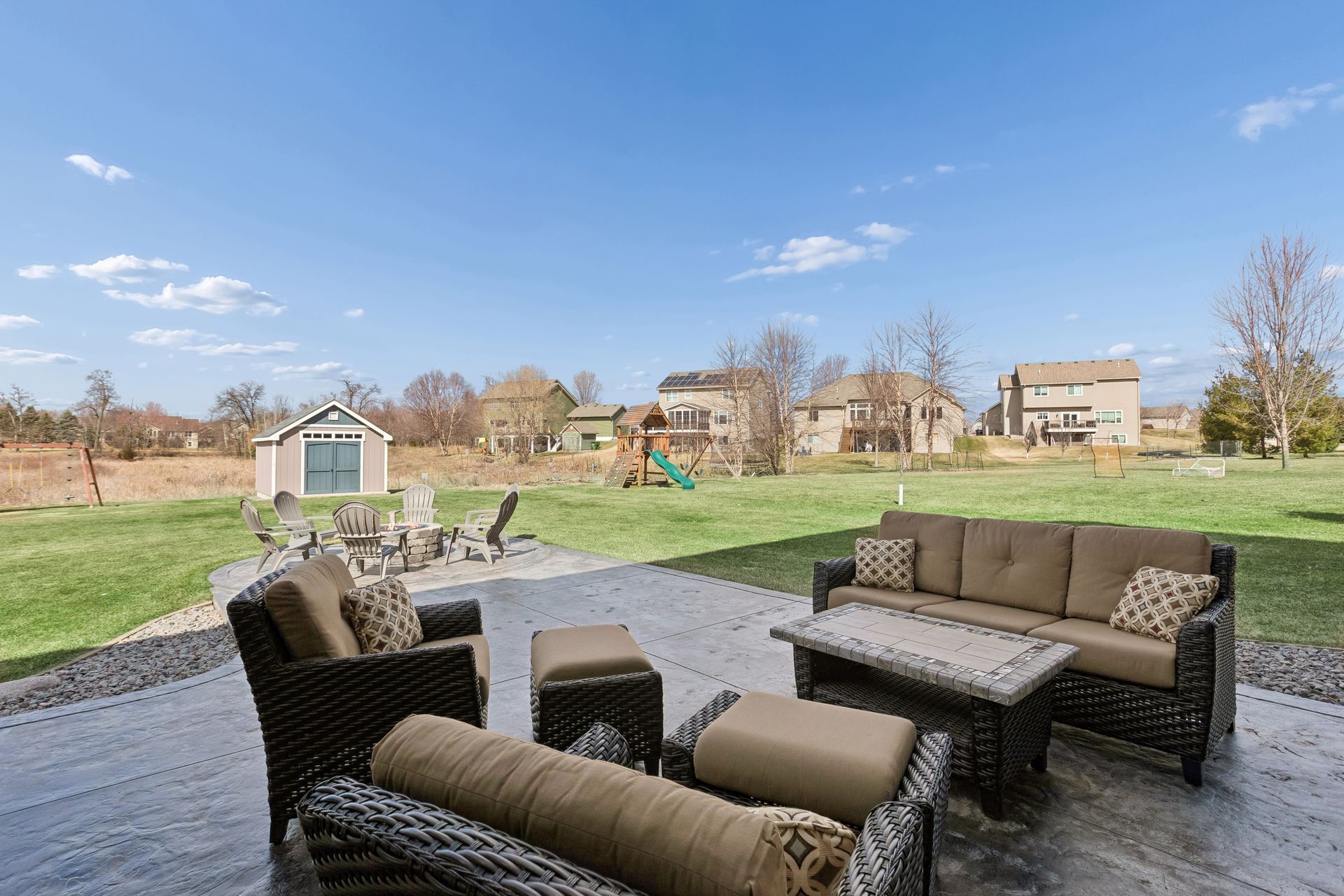  Elegant Living with Entertainer’s Lower Level - 物件實景