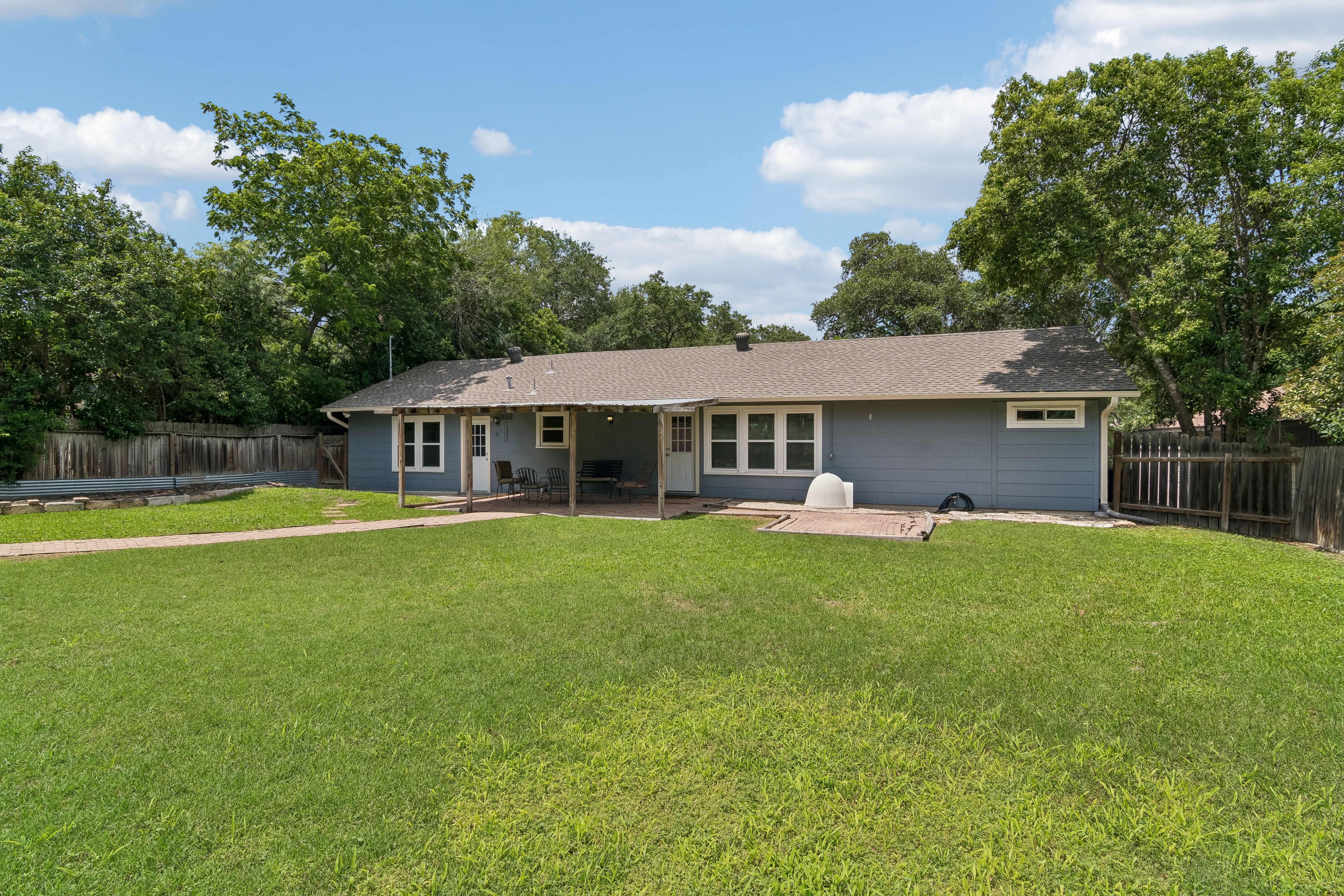  Beautifully Updated Home with Spacious Backyard - 物件實景