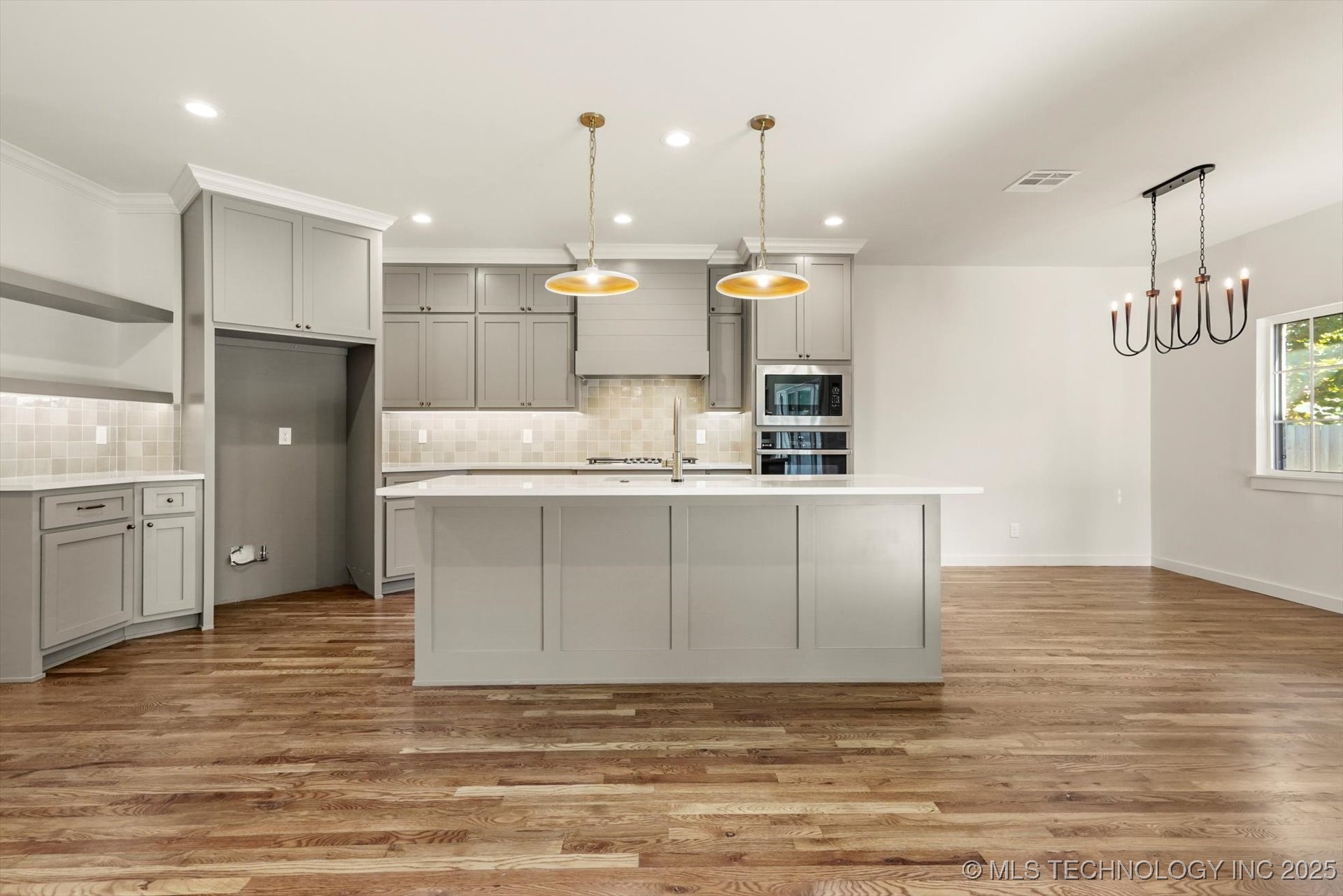 Broken Arrow, Oklahoma, 74012, United States, 5 Bedrooms Bedrooms, ,3 BathroomsBathrooms,Residential,For Sale,1991431