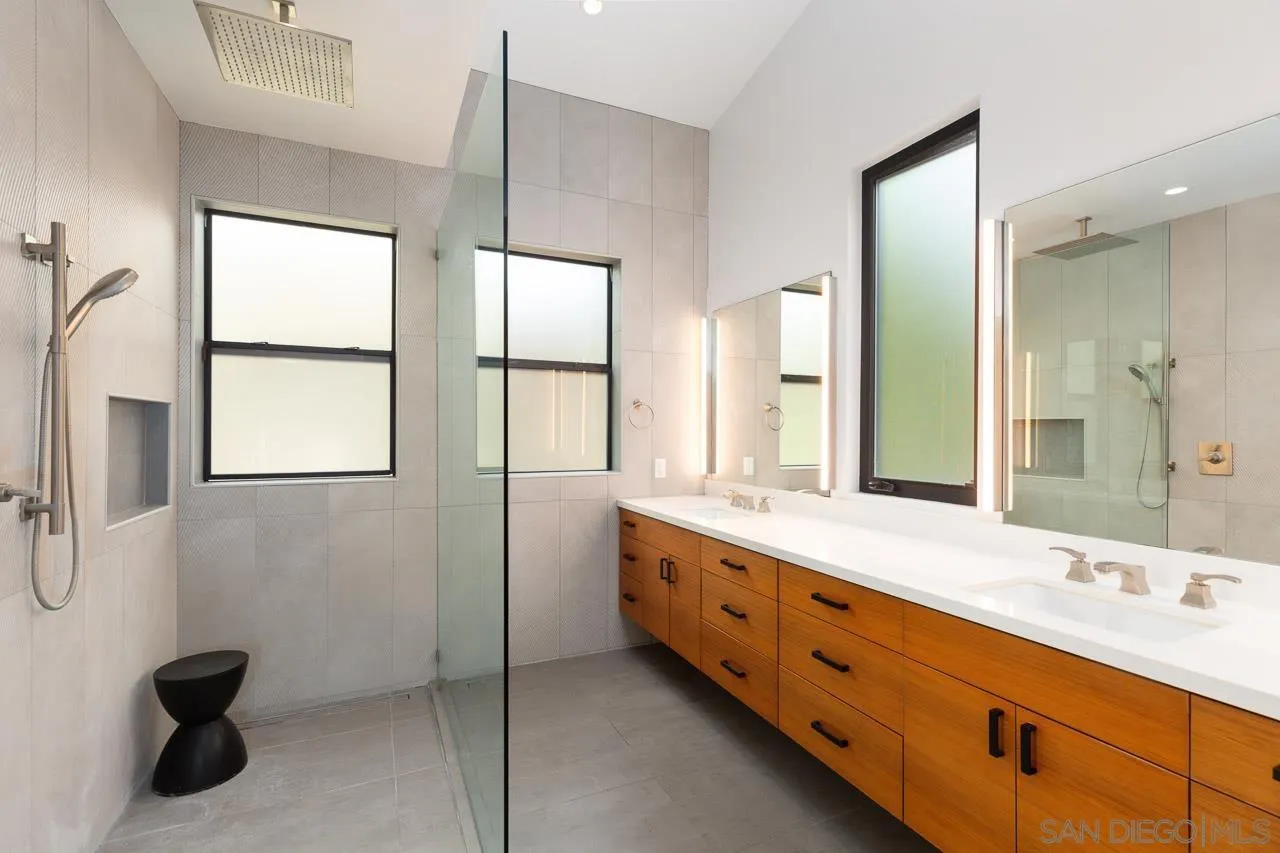 La Jolla, California, 92037, United States, 4 Bedrooms Bedrooms, ,3 BathroomsBathrooms,Residential,For Sale,1992074