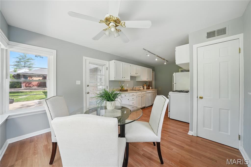 St Louis, Missouri, 63117, United States, 3 Bedrooms Bedrooms, ,2 BathroomsBathrooms,Residential,For Sale,1840220