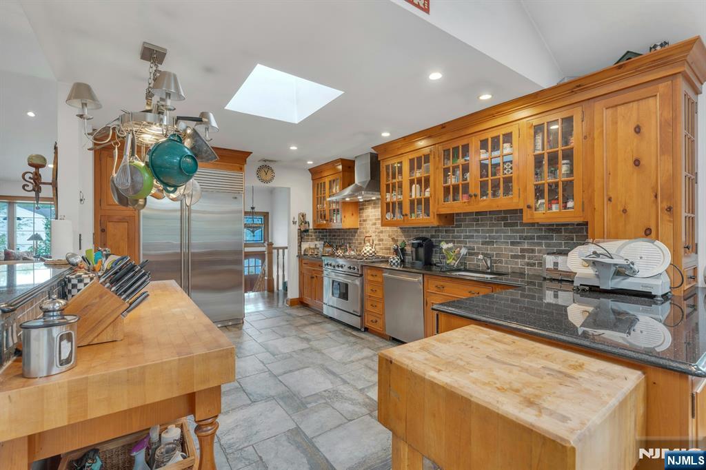 Montvale, New Jersey, 07645, United States, 6 Bedrooms Bedrooms, ,4 BathroomsBathrooms,Residential,For Sale,1950973