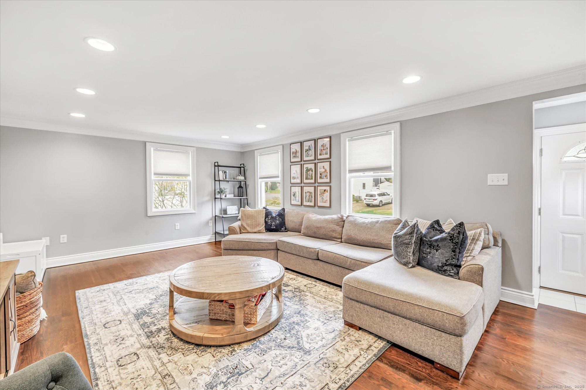 Stratford, Connecticut, 06614, United States, 3 Bedrooms Bedrooms, ,2 BathroomsBathrooms,Residential,For Sale,1978049