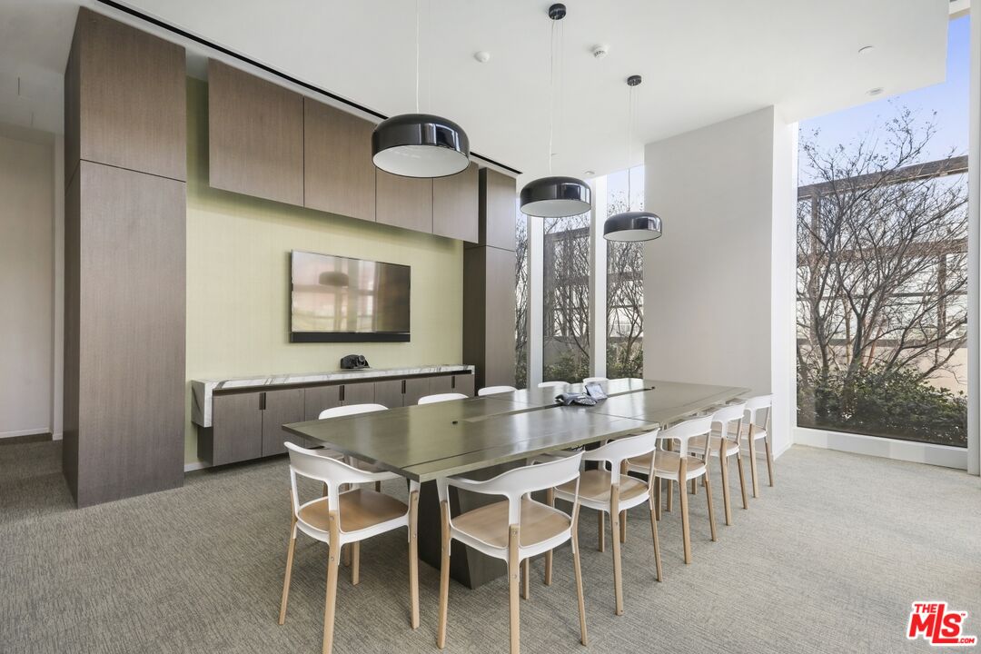 Los Angeles, California, 90017, United States, 1 Bedroom Bedrooms, ,2 BathroomsBathrooms,Residential,For Sale,1987856