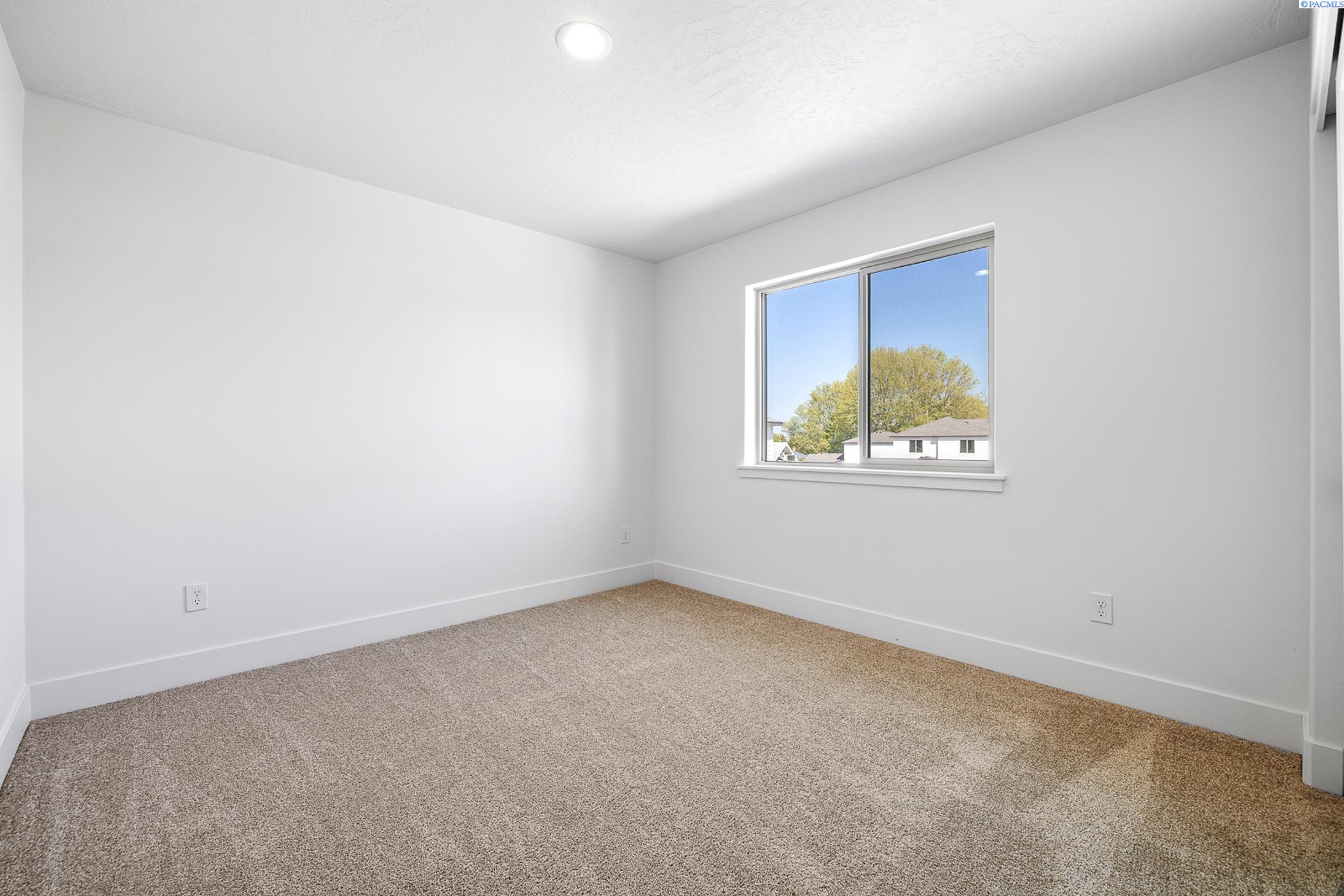 Kennewick, Washington, 99337, United States, 6 Bedrooms Bedrooms, ,Residential,For Sale,1941596