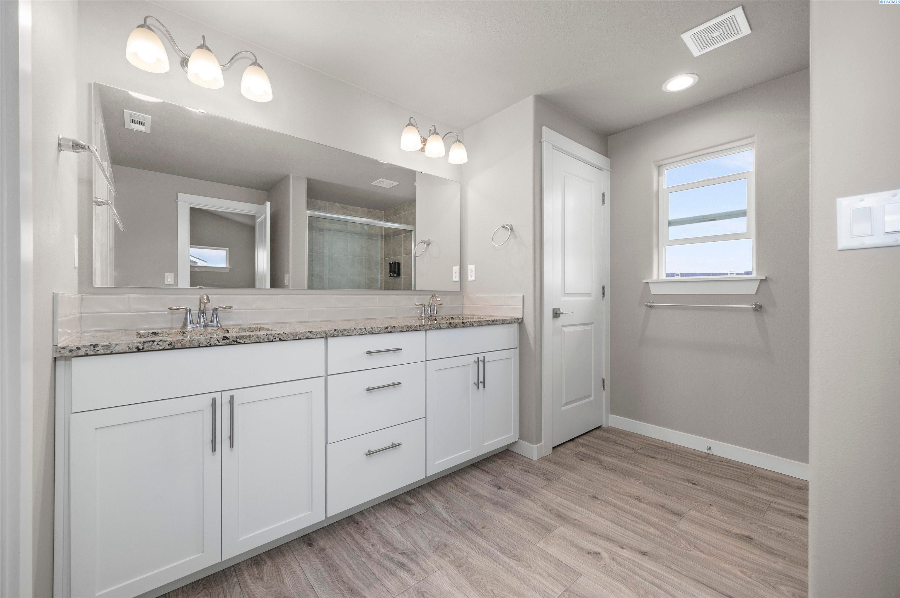 Prosser, Washington, 99350, United States, 3 Bedrooms Bedrooms, ,3 BathroomsBathrooms,Residential,For Sale,1994291