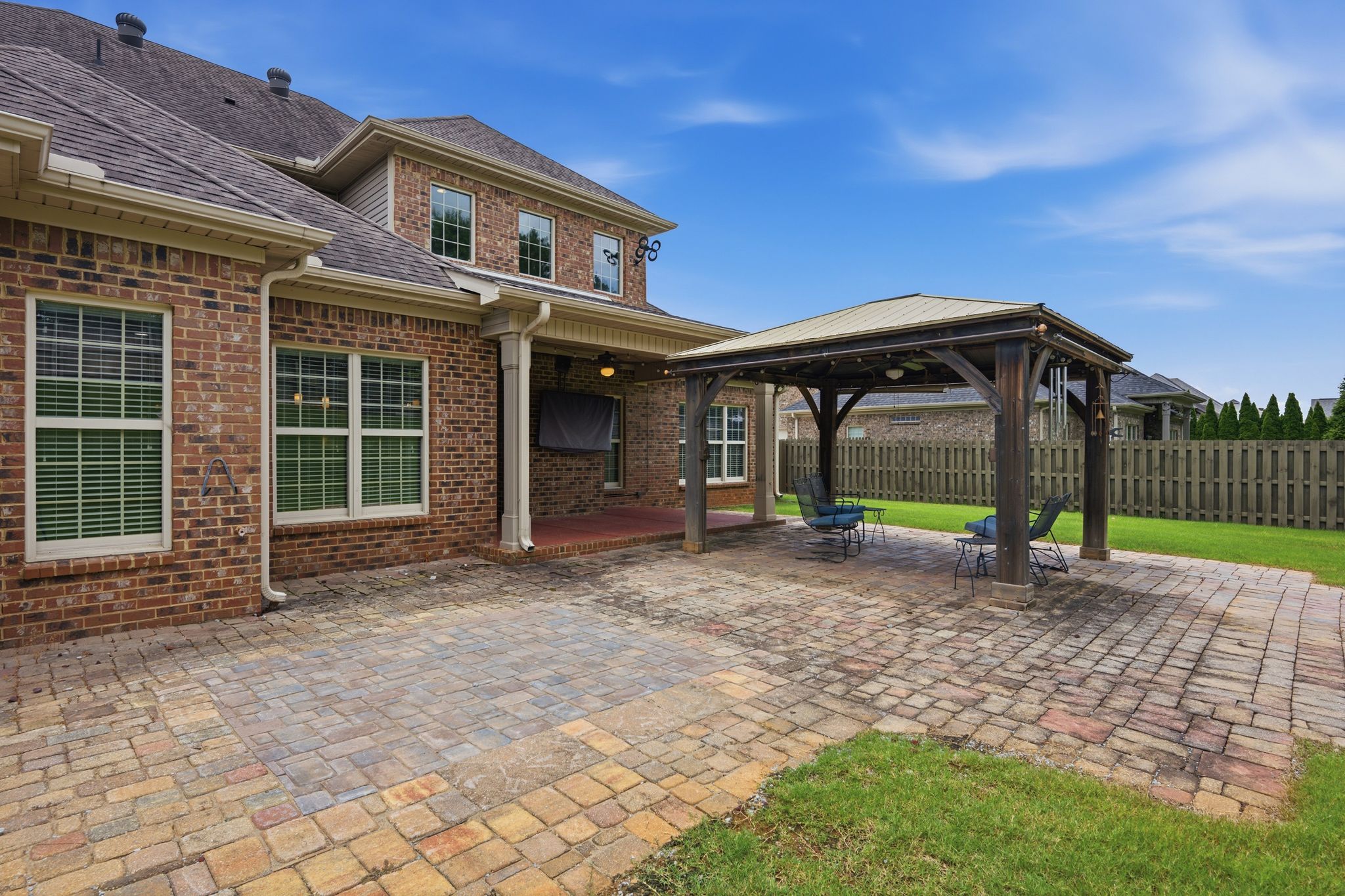  214 Legendwood Drive  NW - 物件實景