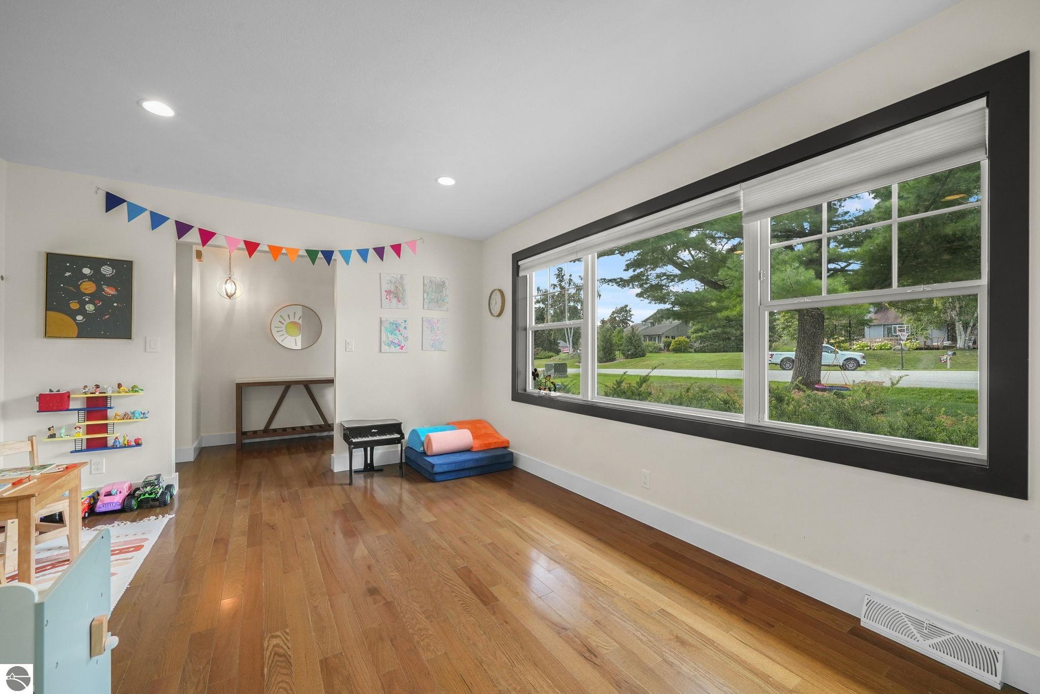 Traverse City, Michigan, 49686, United States, 4 Bedrooms Bedrooms, ,2 BathroomsBathrooms,Residential,For Sale,1980692