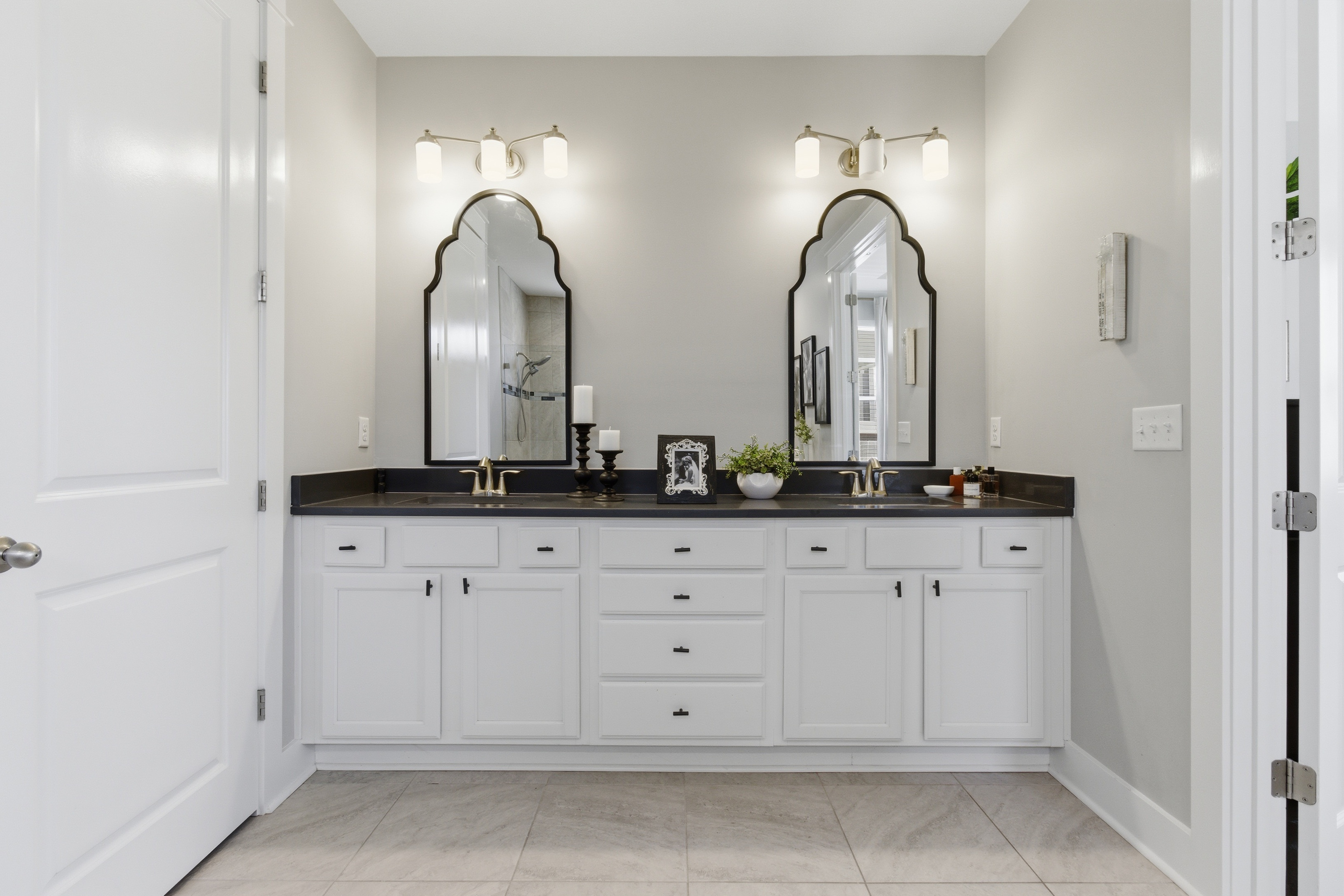  Spacious Corner-Lot Retreat With Flexible Living - 物件實景