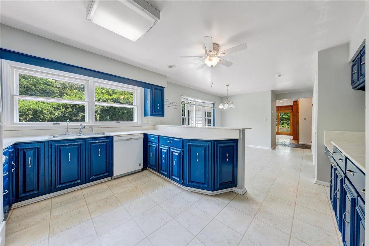 Roanoke, Virginia, 24015, United States, 5 Bedrooms Bedrooms, ,3 BathroomsBathrooms,Residential,For Sale,2043623
