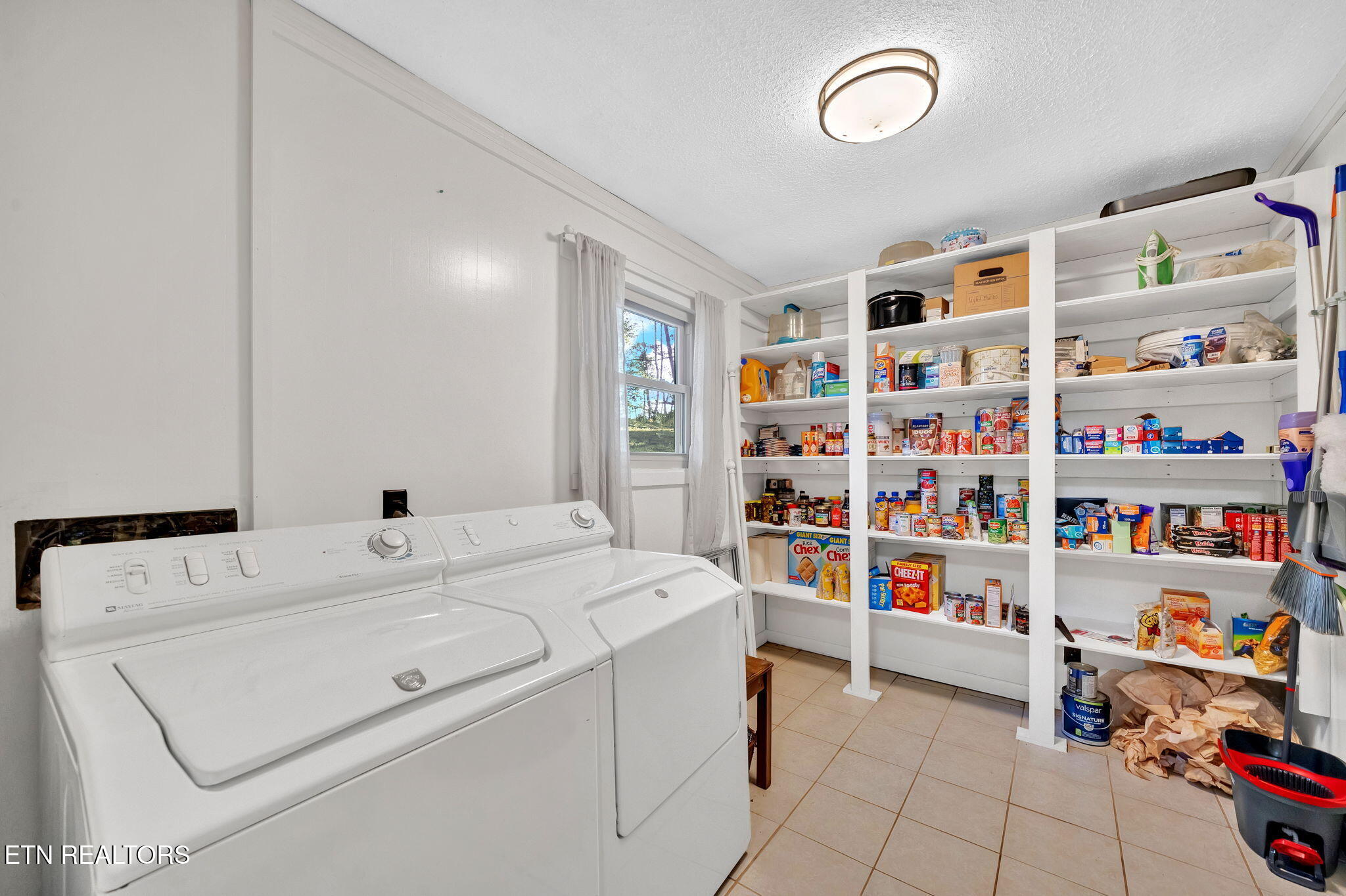 Kingston, Tennessee, 37763, United States, 3 Bedrooms Bedrooms, ,4 BathroomsBathrooms,Residential,For Sale,1964876