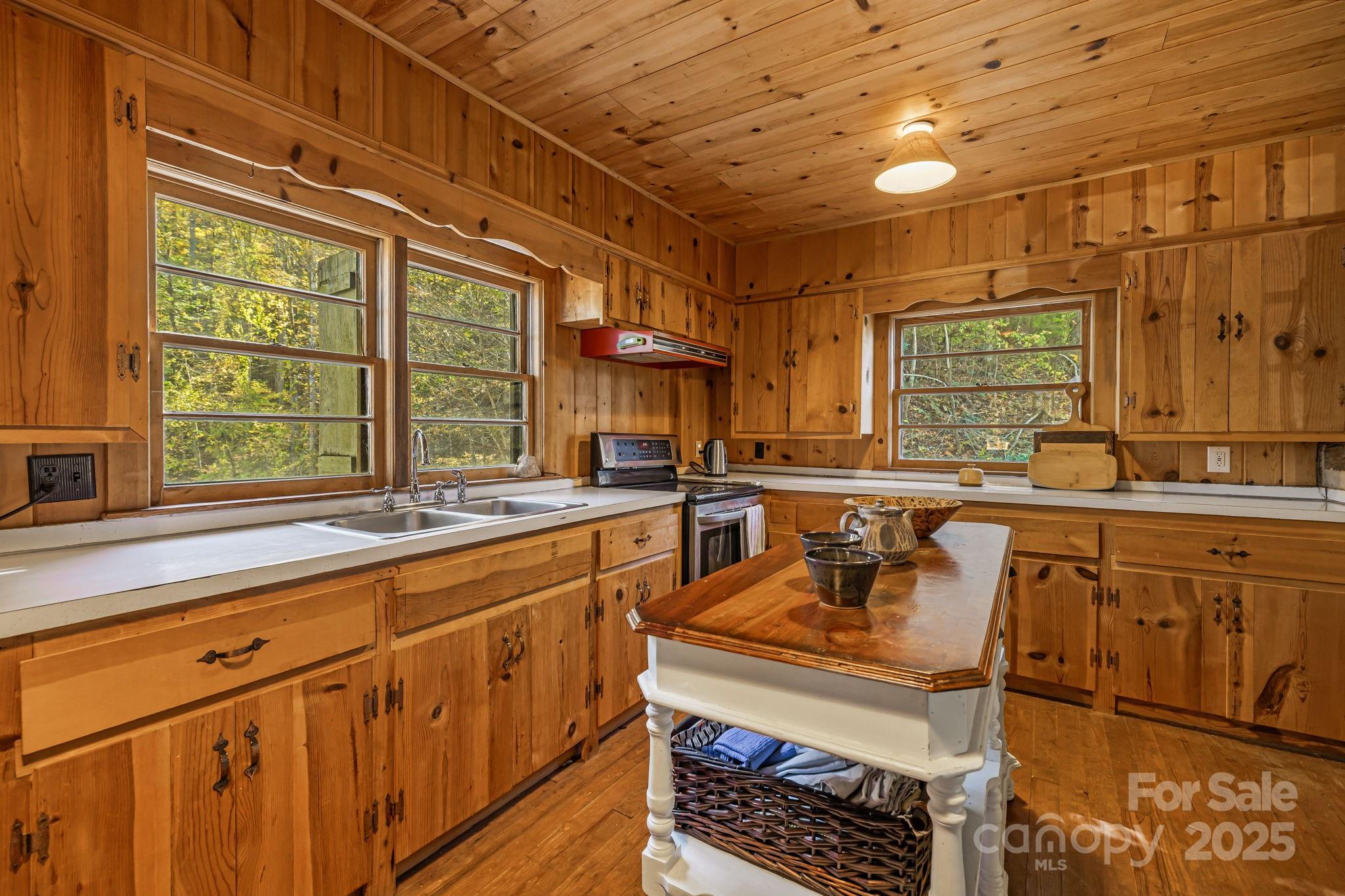 Burnsville, North Carolina, 28714, United States, 3 Bedrooms Bedrooms, ,2 BathroomsBathrooms,Residential,For Sale,1967012