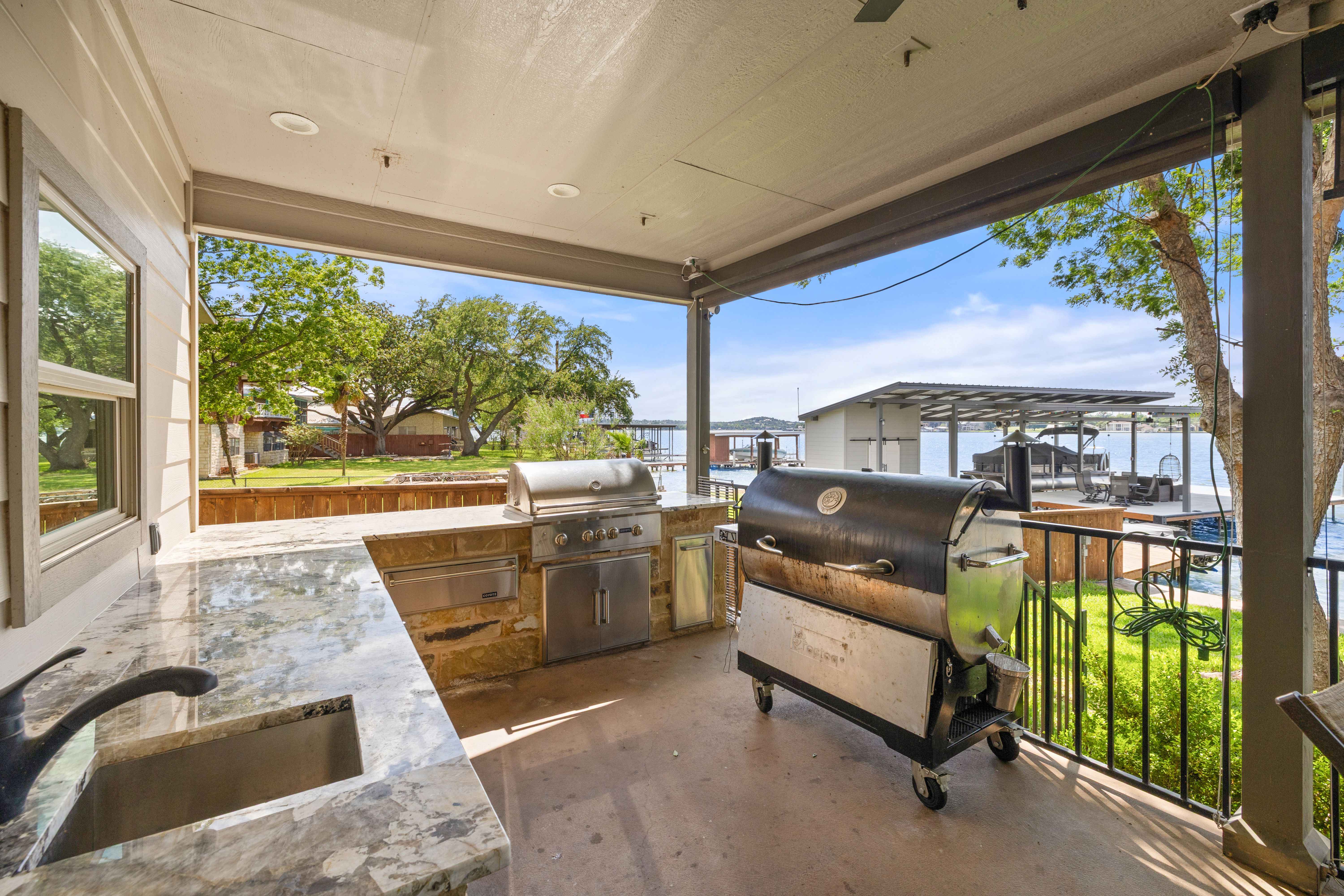  402 S. Shorewood Dr on Lake LBJ - 物件實景