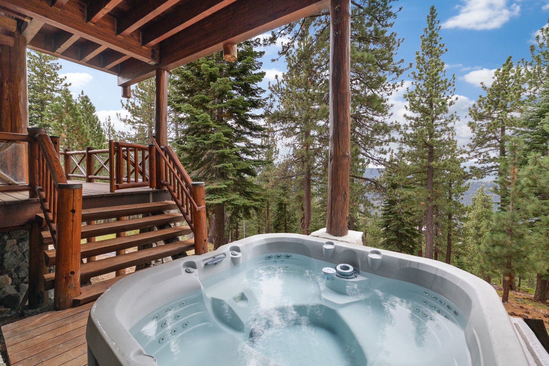  Views of Donner Lake with Donner Lake Rim Trail in Backyard - 物件實景