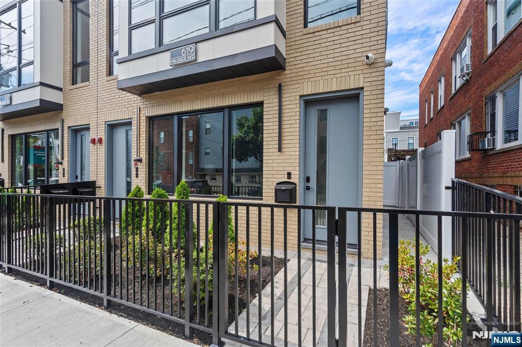 Jersey City, New Jersey, 07307, United States, 3 Bedrooms Bedrooms, ,2 BathroomsBathrooms,Residential,For Sale,1947058