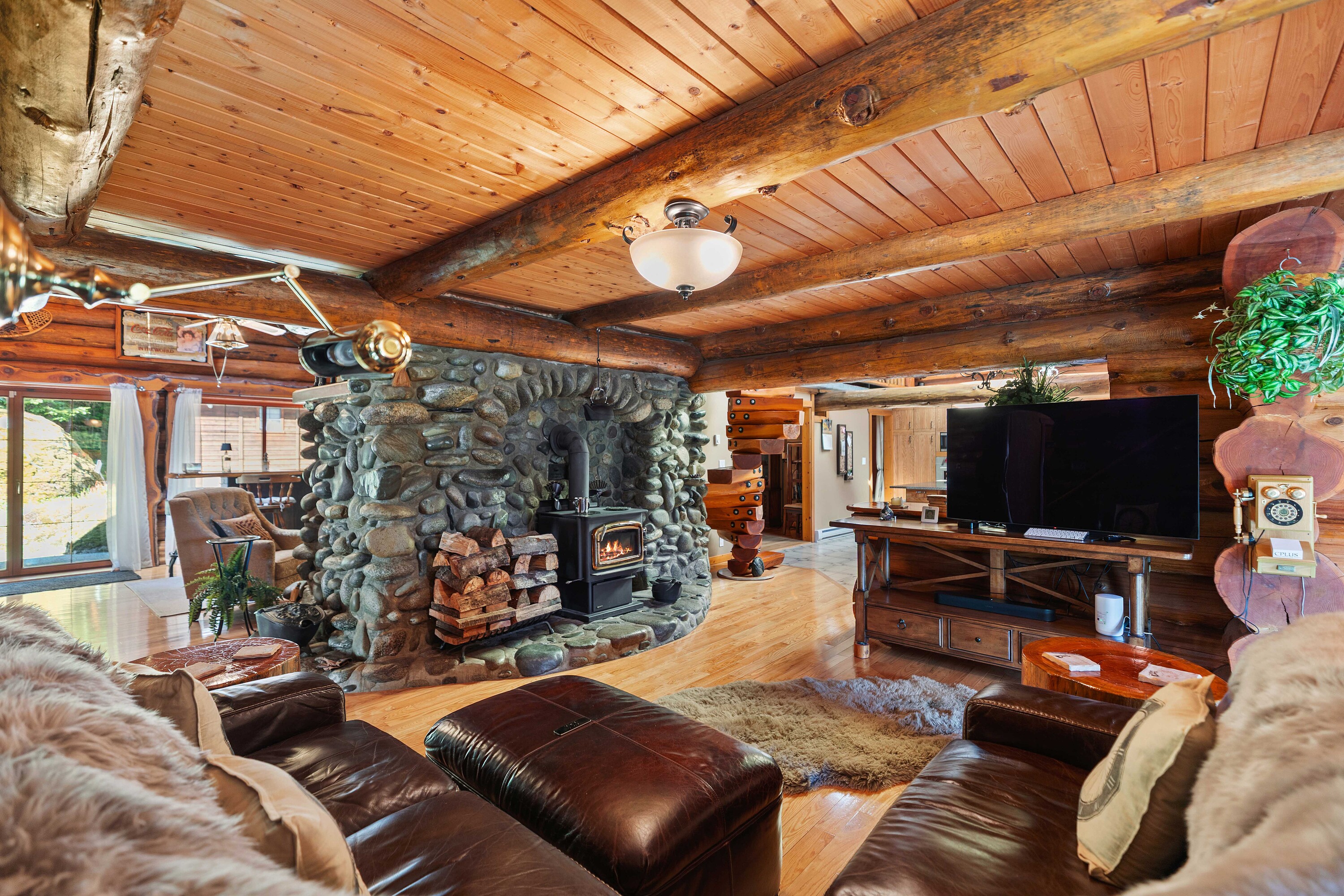  West Coast Cedar Log Home - 物件實景