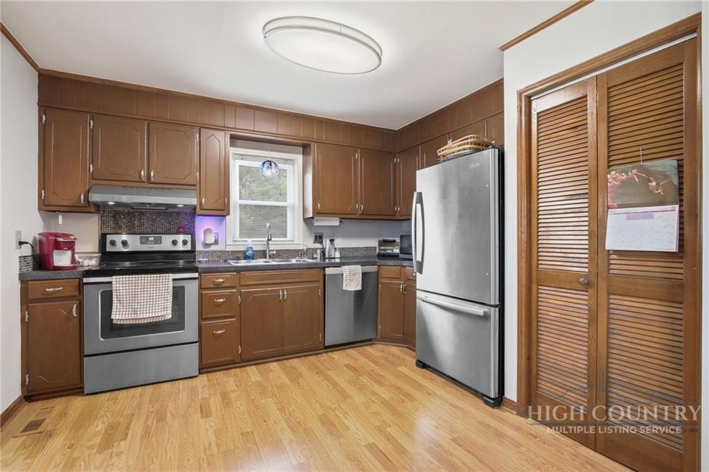 Spruce Pine, North Carolina, 28777, United States, 4 Bedrooms Bedrooms, ,2 BathroomsBathrooms,Residential,For Sale,2045160